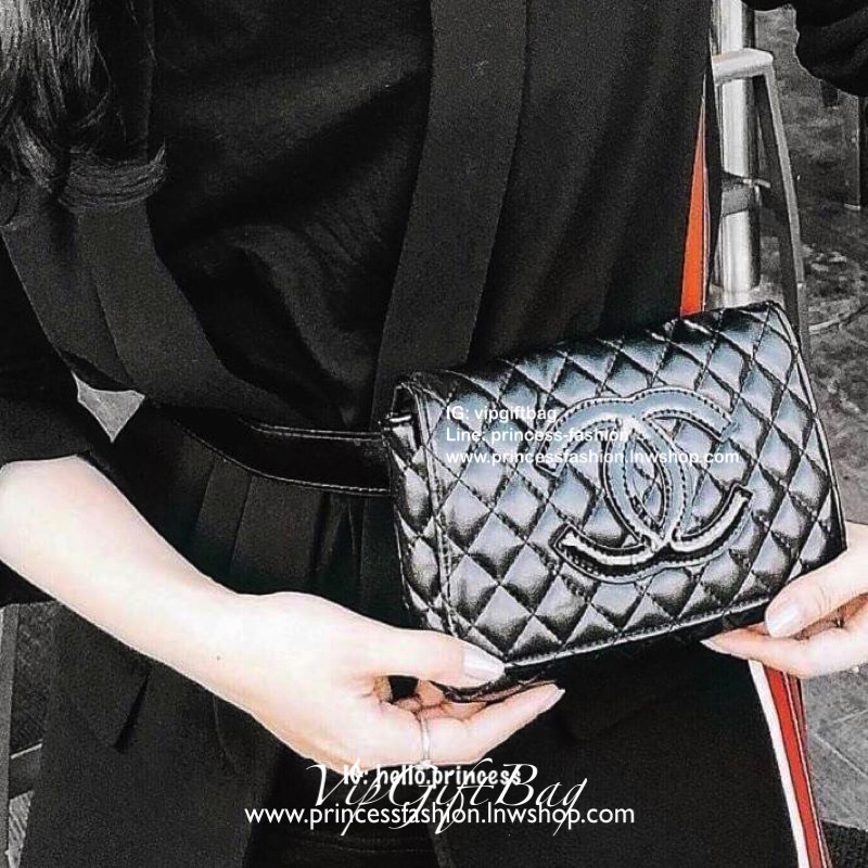 CHANEL WAIST BAG (NOT FOR SALE) กระเป๋าสะพายคาดเอวหรือคาดอกพรีเมี่ยมกิ้ฟของแท้จาก CHANEL วัสดุหนัง PU นิ่มมือ ปักโลโก้สีขาว ด้านในเปิดปิดด้วยฝาปิดกระดุมแม่เหล็ก ใส่ของจุกจิกและมือถือได้ทุกรุ่น มาพร้อมสายคาดเอวแบบเข็มเข็มขัดปรับระดับ อะไหล่เงิน สามารถถอดได