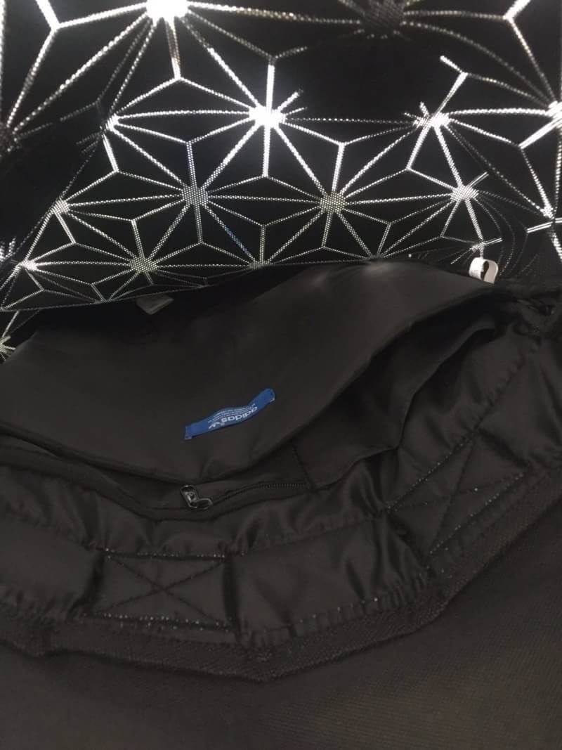 Adidas 3D Roll Top Backpack กระเป๋าเป้ Unisex ดีไซน์สุดฮิตสไตล์ ISSEY MIYAKE ใช้ได้ทั้งชายและหญิง เปิดปิดแบบ Roll Top ด้านหน้ามีโลโก้ ด้านหลังมี1ช่องซิป หัวซิปตีแบรนด์2ฝั่งตามคอลเลคชั่นY2018สวยดูดีใบใหญ่กำลังดีน้ำหนักเบา ภายในกว้างและจุ มีโลโก้ ช่องซิปช่อ