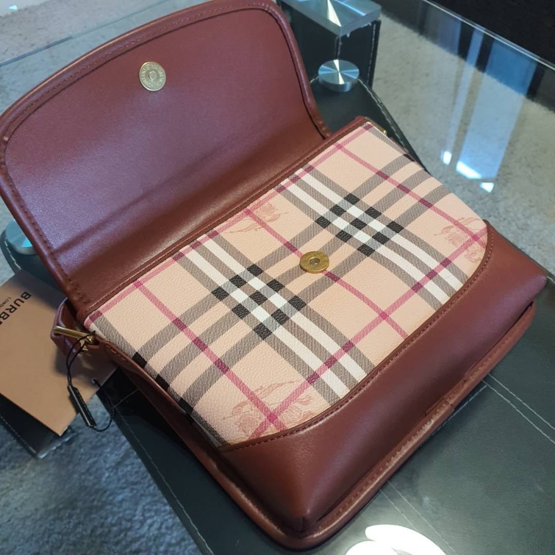 BURBERRY CROSSBODY VINTAGE BAG Limited Edition วัสดุหนังPVC สวยอยู่ทรง เปิดปิดด้วยฝาปิดกระดุมแม่เหล็ก ภายในมีช่องใส่ของแยกอีกช่อง สามารถใส่กระเป๋าสตางค์ยาว iphone เงิน ของจุกจิกได้ สายสะพายหนังยาวปรับระดับได้ อะไหล่แบรนด์สีทองวินเทจ Rare items เด็ดๆแบบนี้