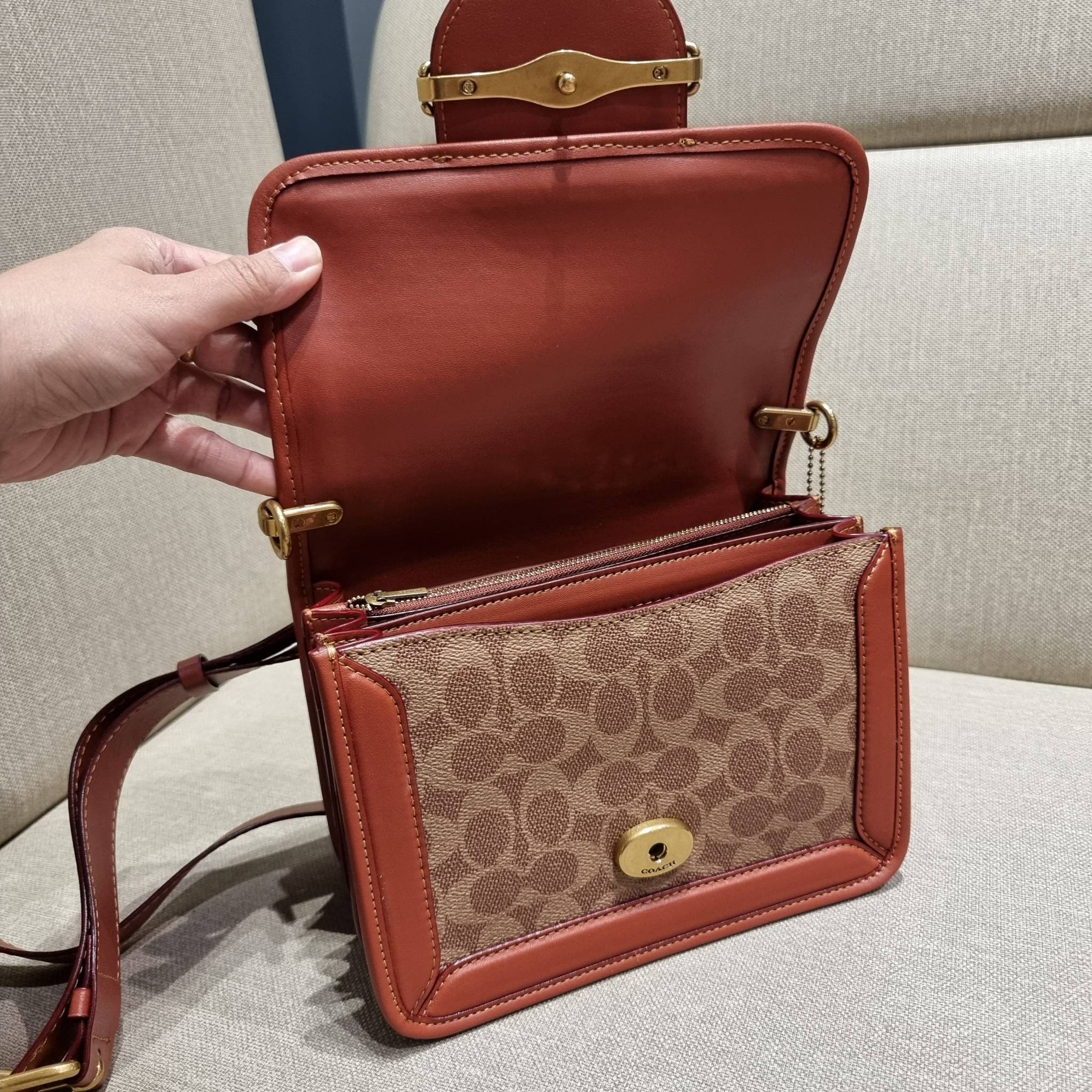 COACH C8449 HERO SHOULDER BAG / COACH C8450 HERO SHOULDER BAG IN SIGNATURE CANVAS ดีไซน์ใหม่ล่าสุด ที่มาพร้อมความหรูยกระดับ กระเป๋าถือ/สะพายข้าง ออกแบบทรงสวย คลาสสิค ขนาดกำลังพอดี ไม่ว่าจะถือ หรือสะพายสายครอส ก็ดูดีแบบไม่ต้องแต่งเติม วัสดุหนังแท้เต็มใบ ฝา