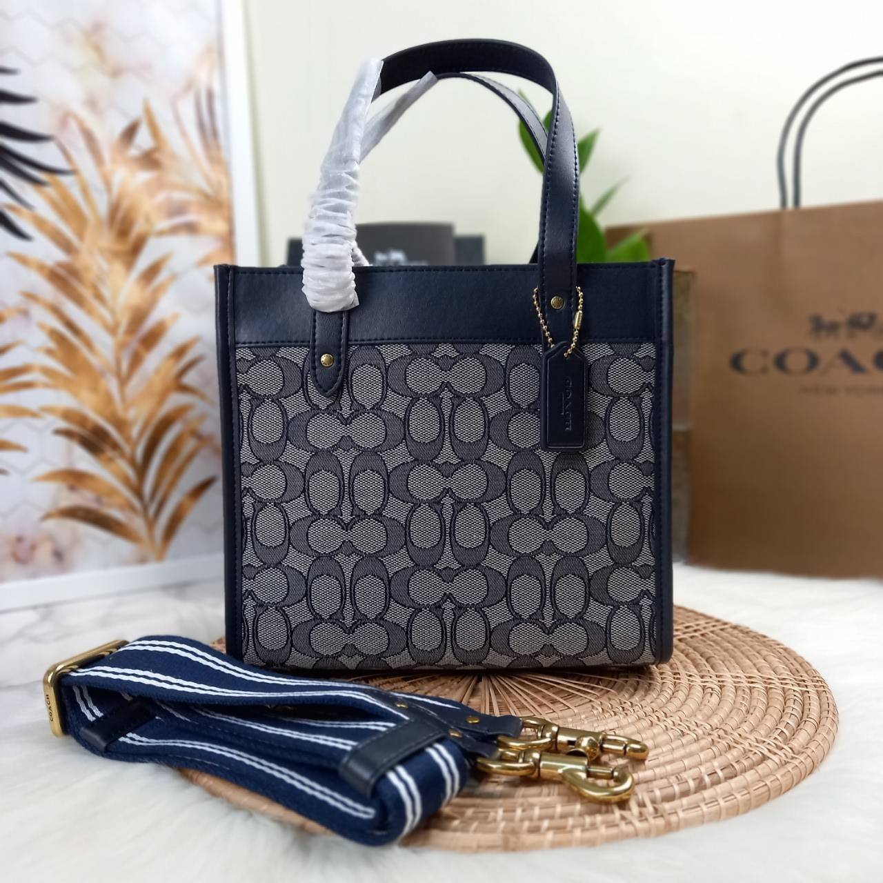 ใบนี้ ช่วยให้ชีวิตง่ายขึ้นเยอะเลย🌈🌺>>COACH FIELD TOTE 22 IN SIGNATURE JACQUARD(COACH C3865) 🍁กระเป๋าถือ สะพาย รุ่น Unisex ใช้ได้ทุกเพศวัย ขนาดเหมาะต่อการใช้งานในแต่ละวันมากๆ //วัสดุ jacquard ลาย signature ตกแต่งดีเทลด้วยหนังแ