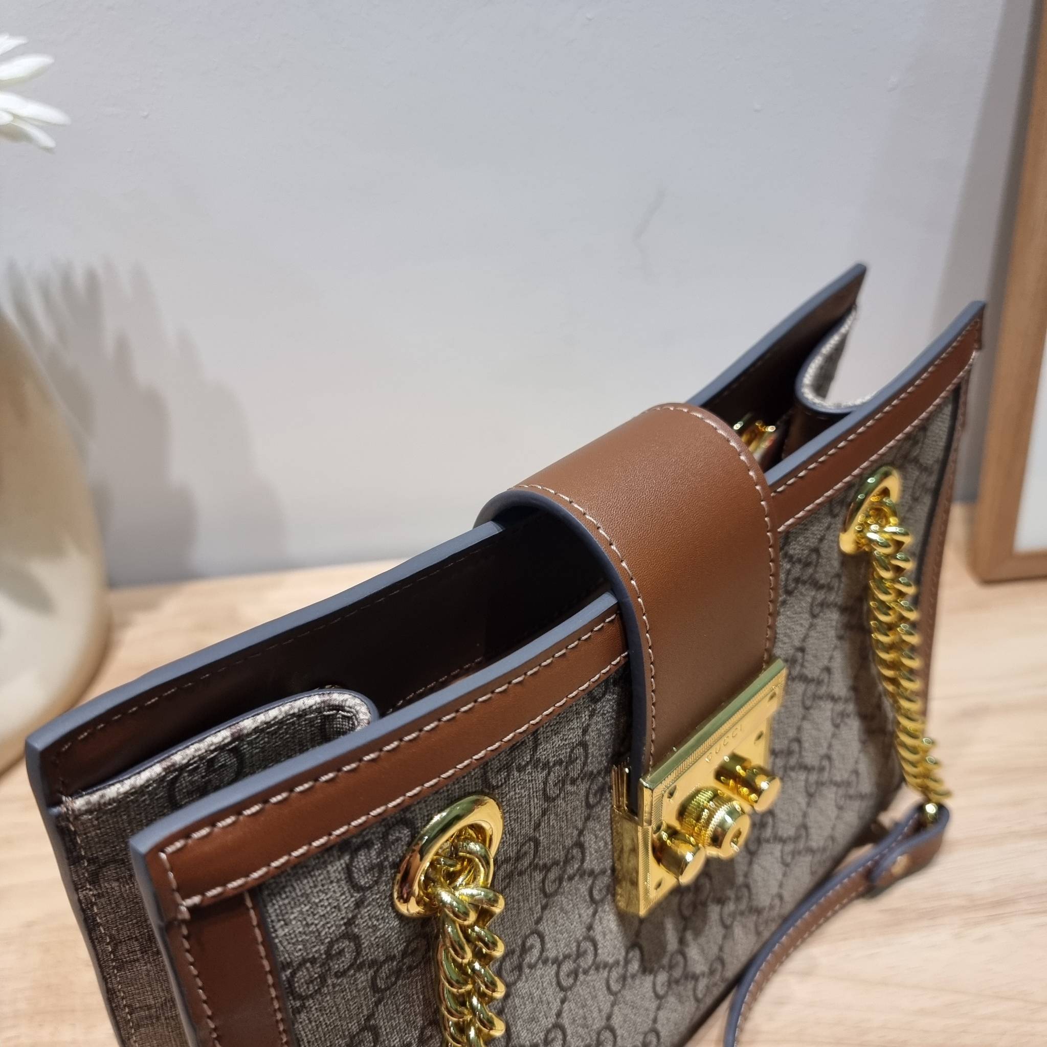 GUCCI padlock shoulder bag กระเป๋าสะพายไหล่ สวยผู้ดี ทรงดี ใช้งานง่าย วัสดุหนังแคนวาส ปากกระเป๋ามีแถบหนังคาดและอะไหล่กดล็อค โดดเด่นและเพิ่มความหรู