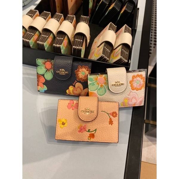 COACH C8325 ACCORDION CARD CASE WITH DREAMY LAND FLORAL PRINT ไอเท็มที่ทำใจฟูจัดเลยจ้า กับกระเป๋าถนอมบัตร ที่สาวๆตามหา ดีไซน์ลวดลายน่ารักมากๆ ขนาดกะทัดรัด พกพาสะดวก วัสดุหนัง pepble ภายในเป็นช่องใส่บัตรได้หลายใบ เหมาะมากสำหรับใครที่มองหากระเป๋าแบ่งสัดส่วน