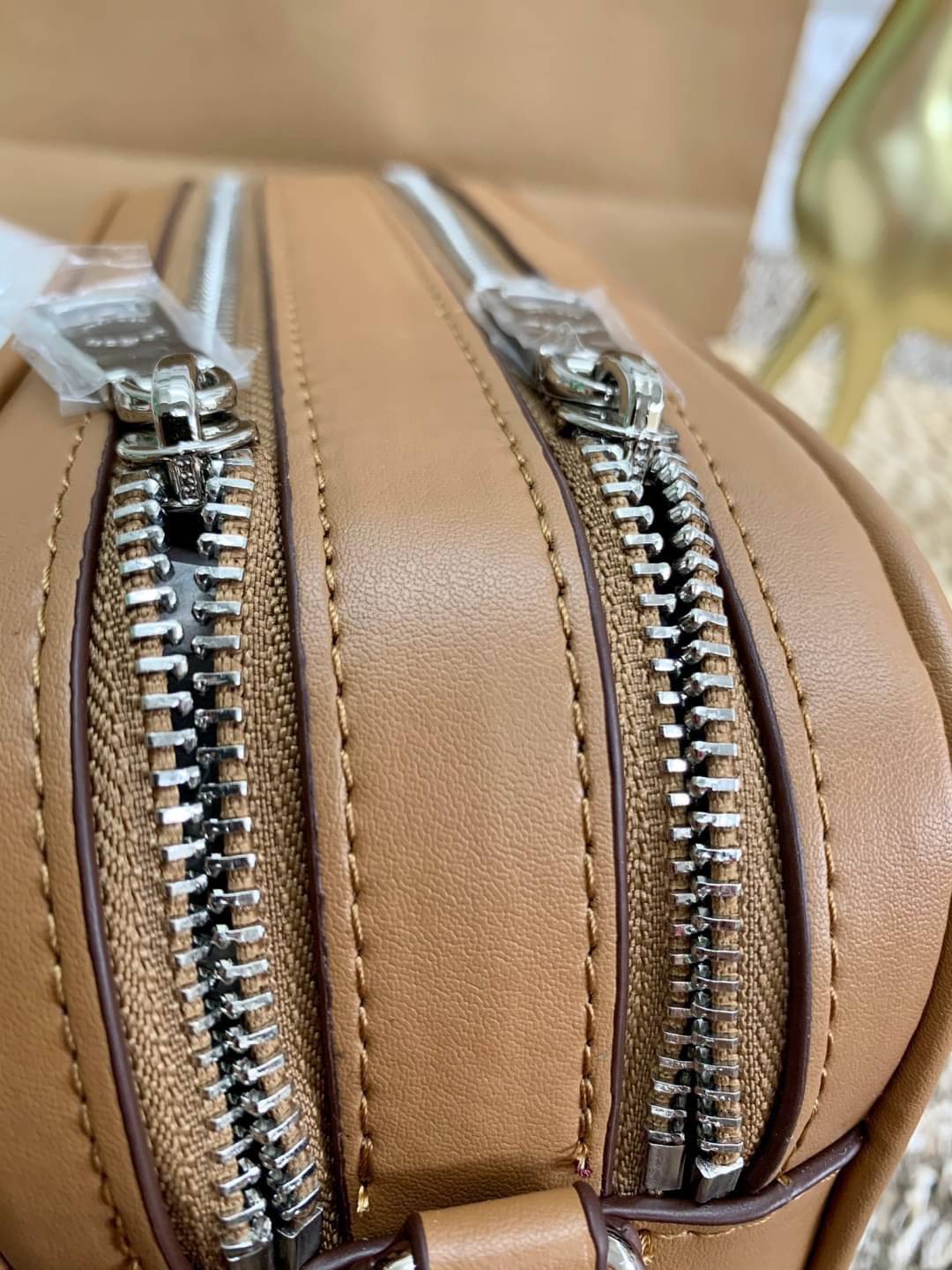 COACH JES CROSSBODY BAG ((6519)) พร้อมส่งที่ไทยก่อนใคร! กระเป๋าสะพายแบบครอสบอดี้ร์ วัสดุแคนวาส+หนัง ได้ลงตัวสวยงามค่ะ สีของกระเป๋าดูละมุลตาดีมากค่ะ ✔️ตัวกระเป๋ามี2ช่องซิปหลัก ภายในกว้างสามารถใส่กระเป๋าเงินใบยาวได้;มือถือได้ทุกรุ่น;ของจำเป็นอื่นๆได้