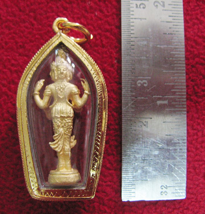 สินค้าหมดค่ะ พระตรีมูรติเนื้อทองพ่นทรายเลี่ยมทองไมครอน พร้อมใบคาถาค่ะ