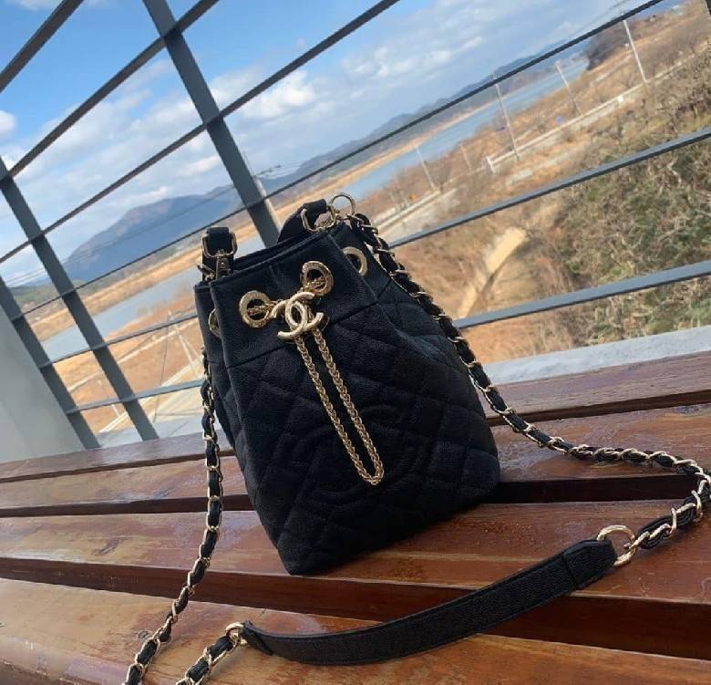 CHANEL Crossbody Bag With Chain / Chanel Bucket Bag กระเป๋าถือหรือสะพาย หนังคาเวียร์ลายตาราง ใช้ได้หลายสไตล์