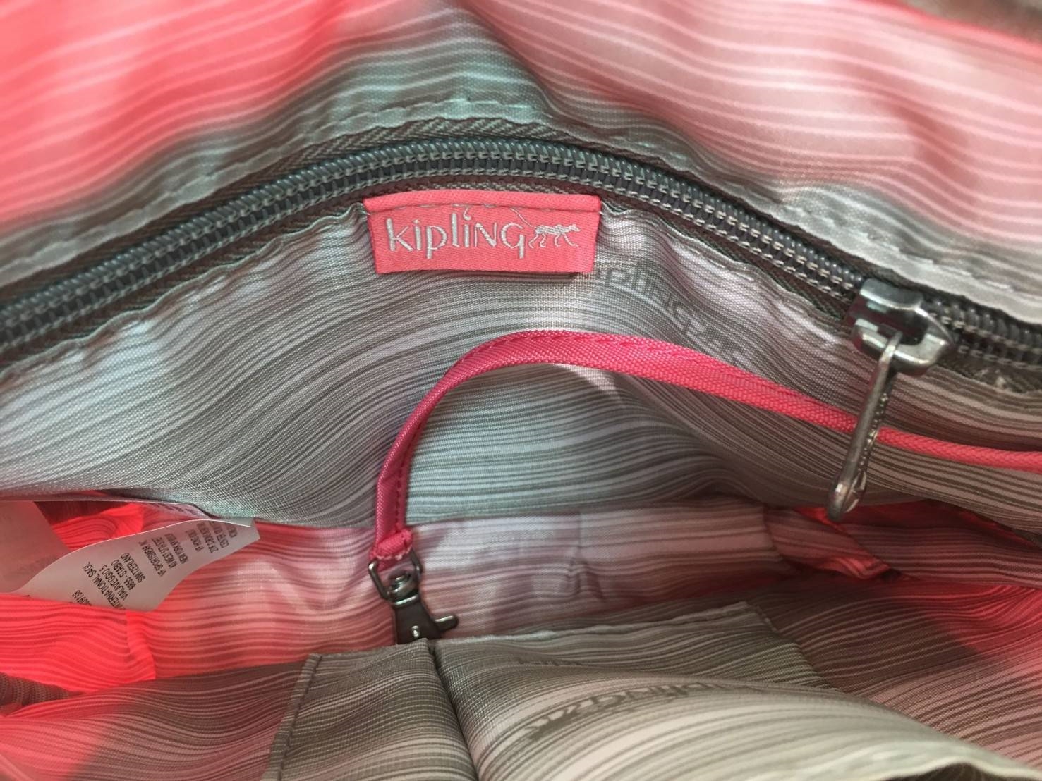 Kipling Nuria Shoulder Bag K10026 กระเป๋าสะพาย collection ตัวแพงของ Kipling ของแท้ จากโรงงาน OEM. วัสดุ 100% nylon รูปทรงสวย ขนาดกระทัดรัด สะพายคล่องตัว เปิดด้วยกระดุมแม่เหล็ก มีช่องกระเป๋าด้านหน้า ช่องซิปหลัก ด้านในโล่ง ซับในลายสวย มีช่องซิป และช่องใส่ขอ