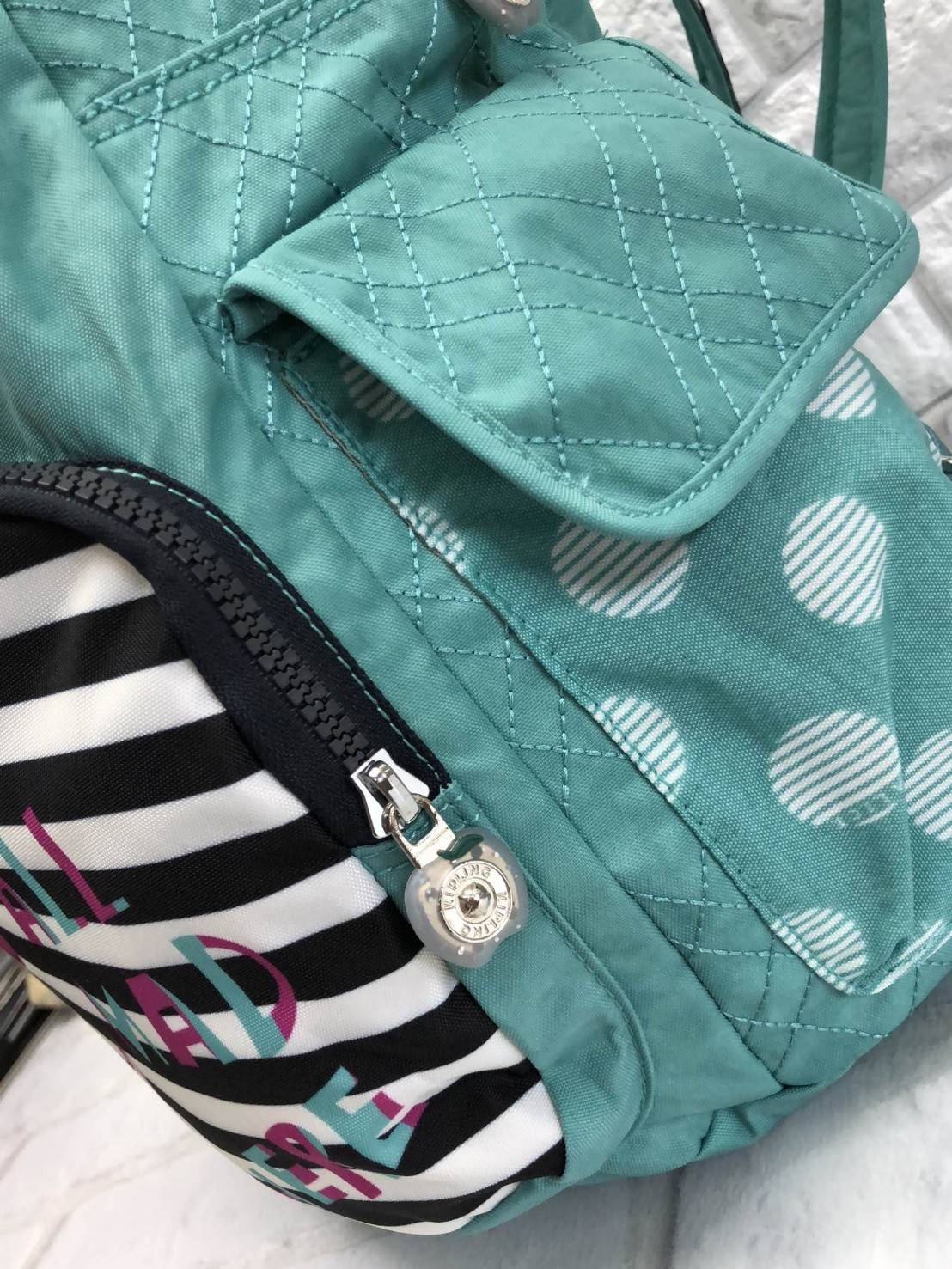 New arrival!! Kiplink Disney’s Alice In City Pack M Tea Party Colors / BP4312 kipling factory oem HK พร้อมส่ง 2018 กระเป๋าสะพายหลัง ฝาเปิดปิดแม่เหล็ก วัสดุNylonคุณภาพสูง กันนำ้ระดับนึง ด้านหน้ามีช่องซิปขนาดกลาง ใส่ของจุ ลายสวยมาก ช่วงกลางกระเป๋าแบบหูรูดช่