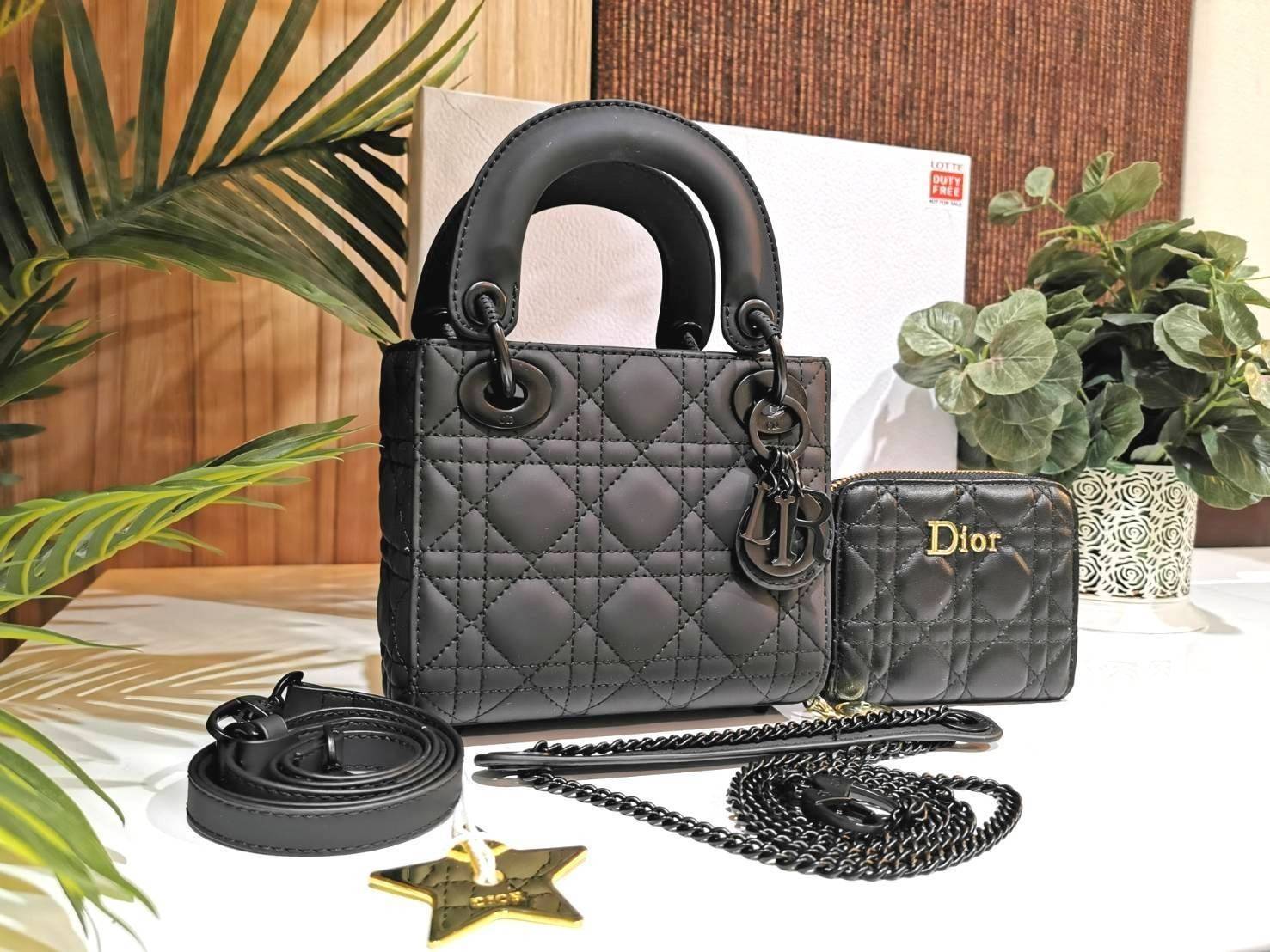 CHRISTIAN DIOR MINI BAG VIP GIFT WITH PURCHASE พรีเมี่ยมกิ้ฟรุ่น Limited สวยหรูดูดีอลังการเซตสุดคุ้มได้ทั้งกระเป๋าสะพายหนัง Calfskin + กระเป๋าสตางค์สั้น + Dior Gold Star ครบชุด ไอเท็มใหม่ล่าสุดน่าใช้น่าสะสม สินค้ามาพร้อมกล่องแบรนด์ จะซื้อใช้เองหรือมอบเป็น