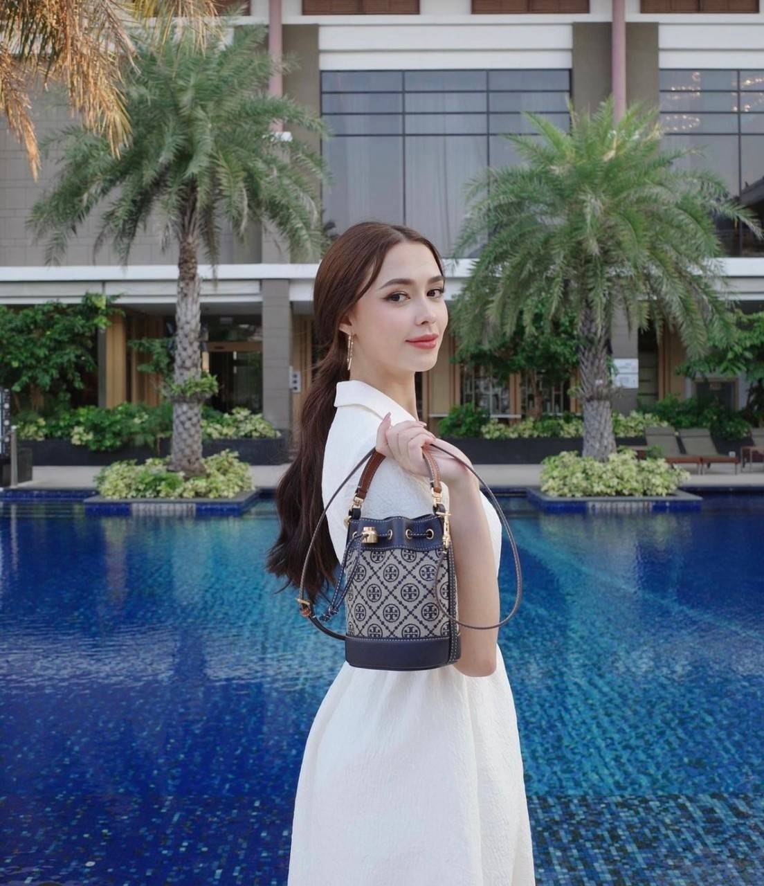 TORY BURCH T MONOGRAM JACQUARD MINI BUCKET BAG ที่สุดของรุ่นที่ตามหา!! ไอเท็มที่สาวๆเฝ้ารอ กระเป๋าบัคเก็ตทรงสวย ไซส์มินิ ที่ดาราเซเลปใช้กันมากมาย มาแล้วในราคาที่จับต้องได้