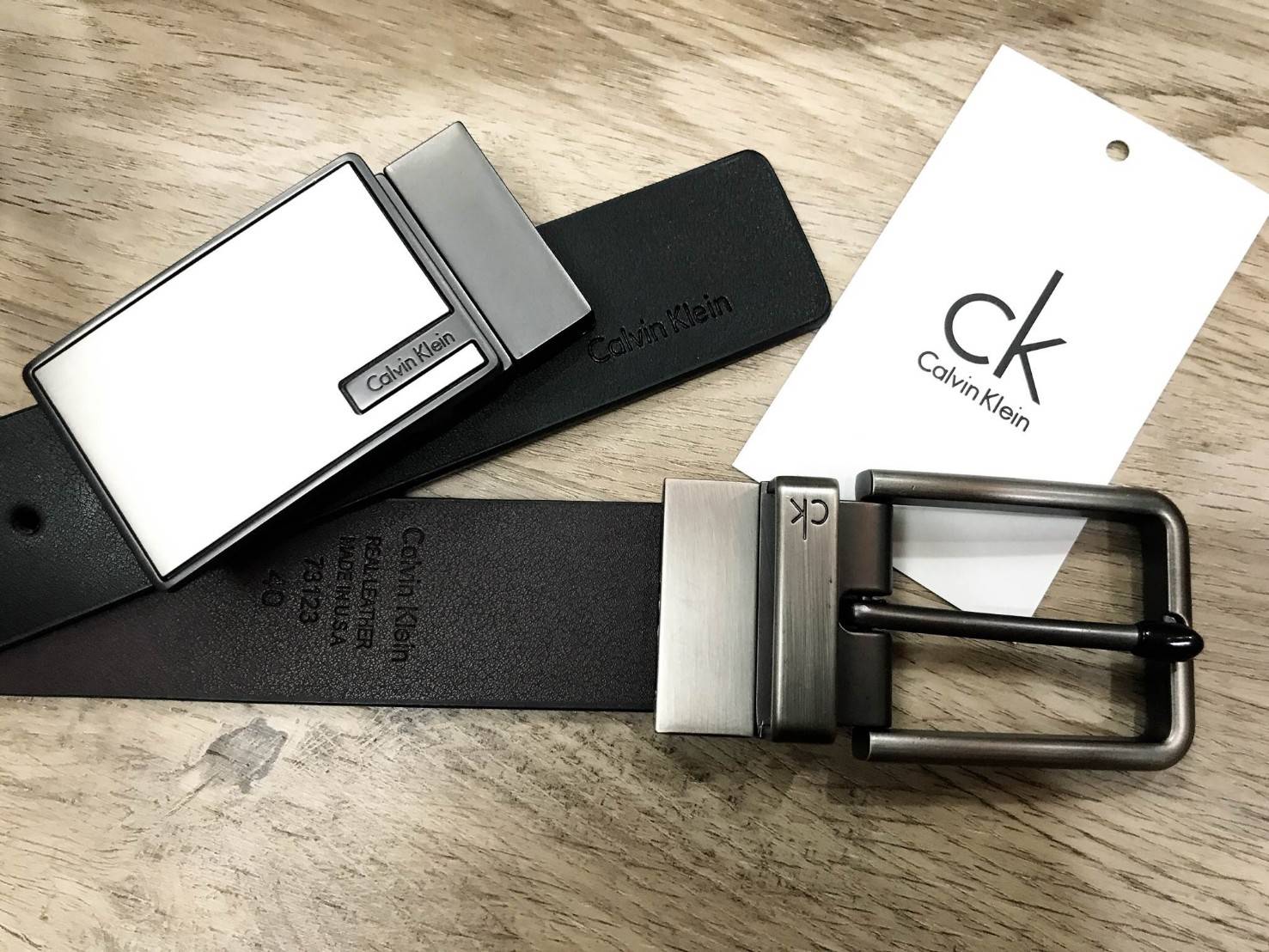 ห้ามพลาด! เซทสุดคุ้ม! ซื้อ1ได้ถึง2! CALVIN KLEIN REAL LEATHER BELT VALUE PACK Limited Edition เข็มขัดหนังแท้ พร้อมหัวเข็มขัด2แบบคุณภาพดีตามแบบฉบับของแบรนด์ สายเข็มขัดสามารถกลับด้านใช้ได้ทั้งสีดำและสีน้ำตาลเหมือนมี2เส้น2หัวสลับใช้ได้ไม่จำเจ มาพร้อมถุงกระดา