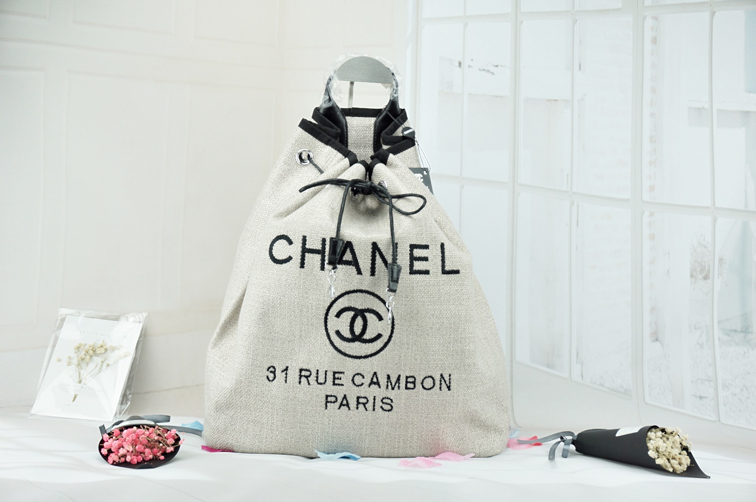 ทรงขนมจีบ premium gift จากแบรนด์ Chanel โลโก้ปัก ผ้า canvas เนื้อหนาอย่างดี มีซับใน ด้านหน้าปักโลโก้แบรนด์หรู จุดเด่นที่เป็นเป้สะพายด้านหลัง หรือสะพายด้านข้างก็ได้