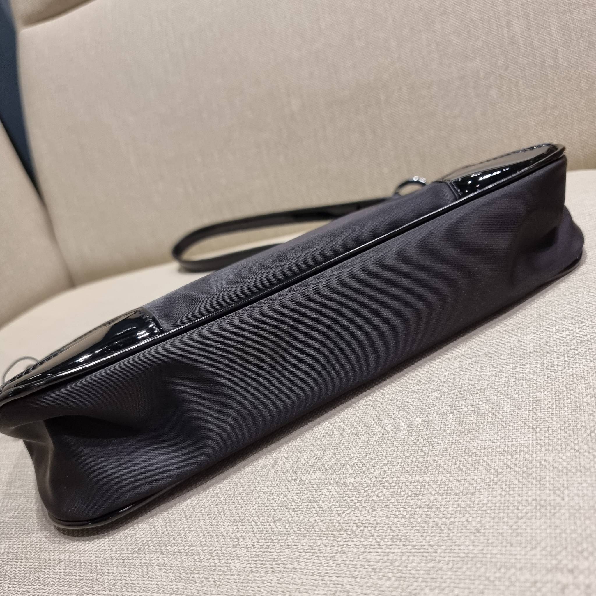 PRADA TESSUTO POCHETTE BAG กระเป๋าทรงพอช ดีไซน์ทรงยาวสุดล้ำ อัพลุคให้ดูแพงไปอีกด้วยดีเทลแต่งขอบด้วยหนังแก้ว วัสดุหลักตัวกระเป๋าเป็นไนล่อนคุณภาพดี เปิด-ปิดด้วยซิป พกพาง่ายด้วยสายสะพายในตัว ที่สามารถปรับได้อีก ภายในเป็นช่องโล่ง ใส่โทรศัพท์ได้ทุกรุ่น กระเป๋า