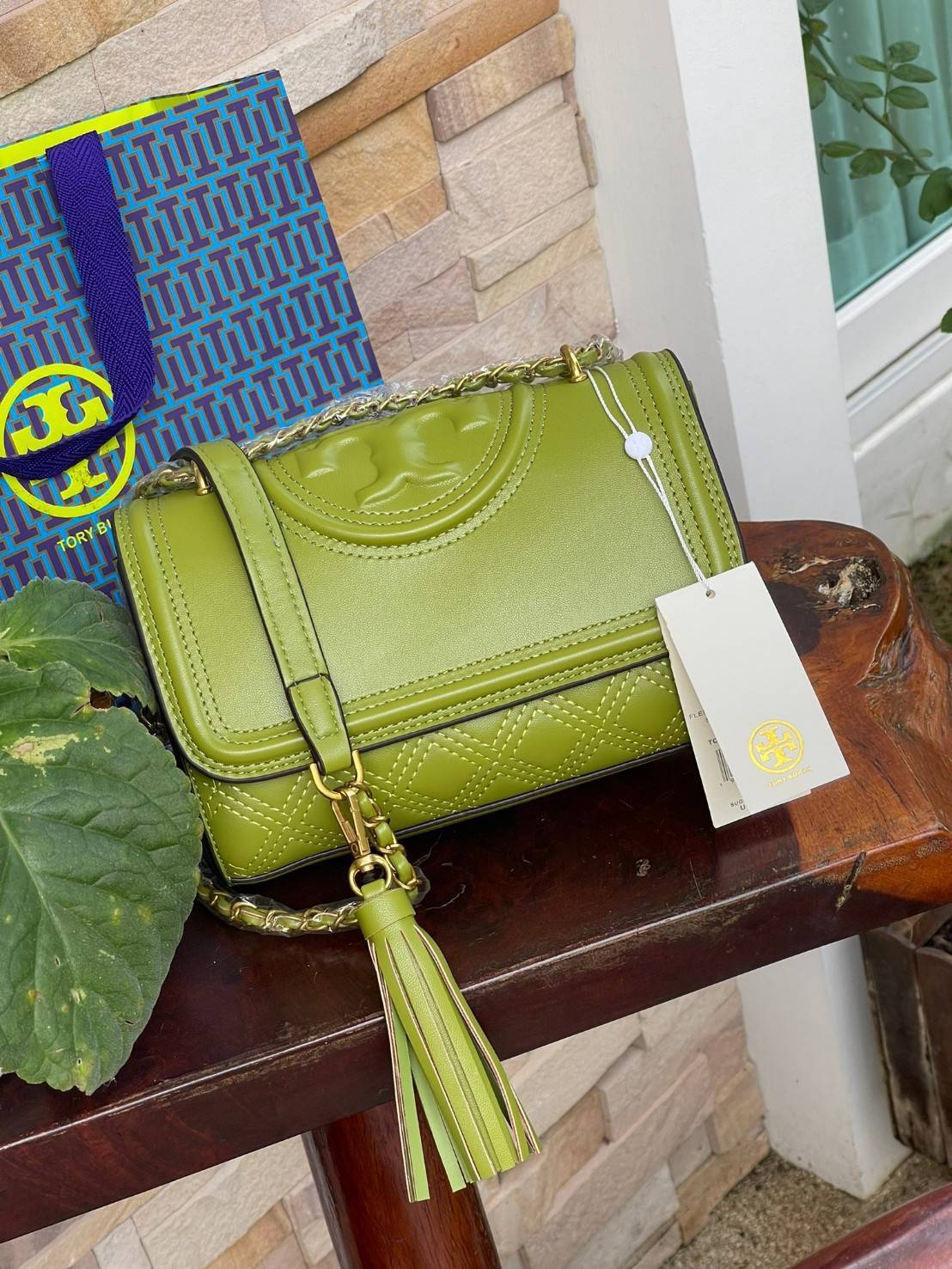 TORY BURCH Fleming Convertible Shoulder Bag ดีไซน์น่ารัก ดูแพงไม่เป็นรองใคร ใช้ได้ทั้งทั่วไปและออกงาน สาว ๆ คนไหนที่กำลังมองหากระเป๋าสะพายไหล่น่ารัก ๆ สักใบที่มีดีไซน์โดดเด่น สะดุดตาล่ะก็ไม่ควรพลาดกับ Collection นี้เลยค่ะ เพราะ Fleming นั้นเป็นรุ่นที่เรีย