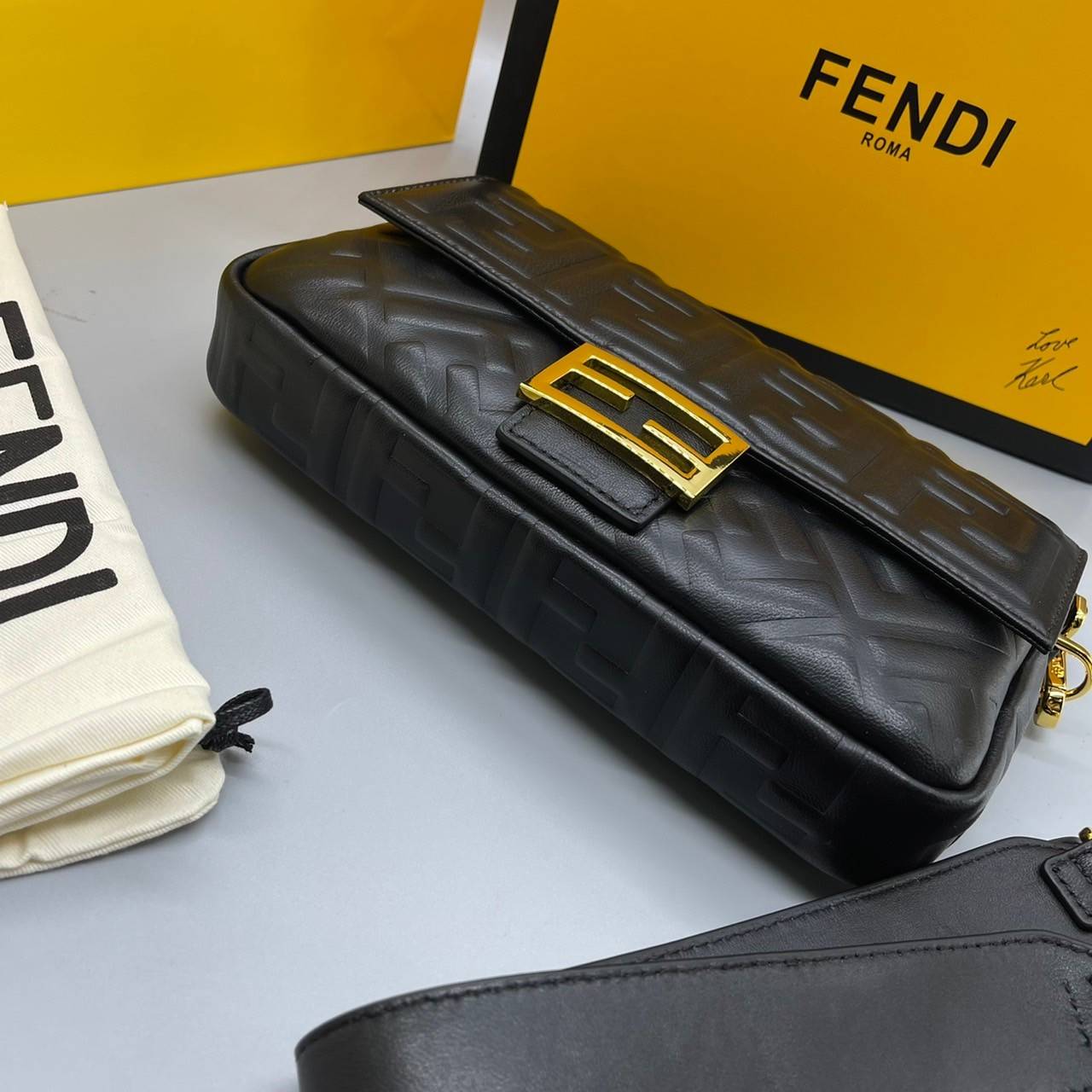 หนังแท้ FENDI Baguette Black leather bag พร้อมส่งที่ไทย ภาพสินค้าถ่ายจากงานขายจริง ใช้งานต่างประเทศได้ค่ะ