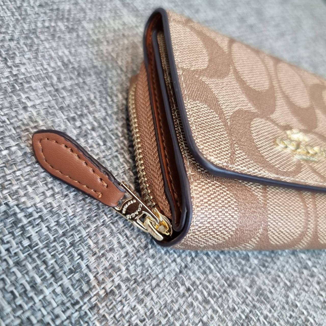 OUTLET 】COACH F41302 SMALL TRIFOLD WALLET IN SIGNATURE CANVAS สวยคลาสสิค พกพาง่าย ใบเล็กน่ารักน่าใช้ ต้องยกให้ใบนี้จ้า 💗💋 ตอบโจทย์คนชอบพกน้อยที่สุด!! กระเป๋าสตางค์ใบสั้นหนังแคนวาสเคลือบคุณภาพดี ภายในเป็นหนังแท้ ใส่บัตร ใส่ธนบัตรได้ทุกชนิด 