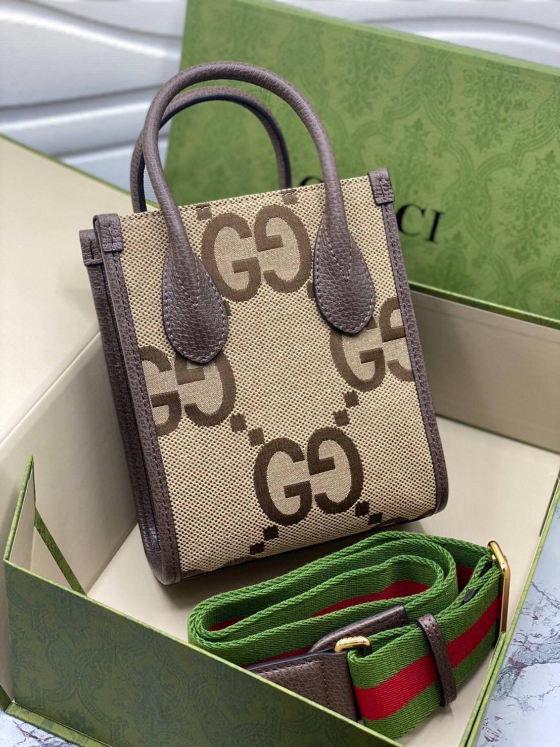 หนังแท้ 】GUCCI Jumbo GG mini tote bag 16cm พร้อมส่งที่ไทย เกรดออริจินอล ลายใหม่ Jumbo Double G กระเป๋าโท้ทใบเล็กโดดเด่นด้วยเว็บเฮาส์สีเขียวและสีแดงอันเป็นเอกลักษณ์ ซึ่งเป็นหัวเข็มขัดแบบร่วมสมัยของกุชชี่จากยุค 70 เสริมการออกแบบแต่ละชิ้นด้วยโลโก้ที่เด่นชัด 
