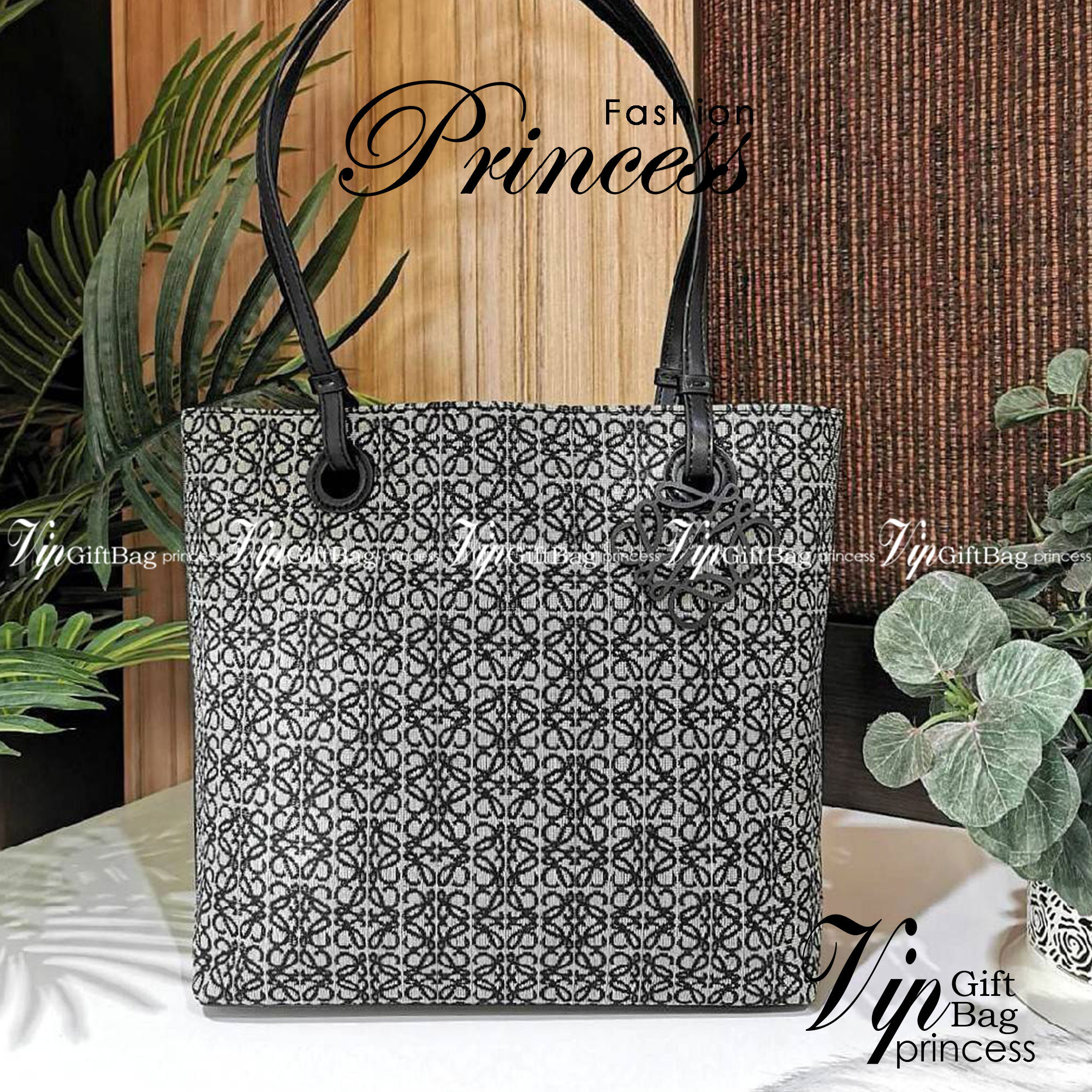 LOEWE ANAGRAM TOTE BAG VIP ไอเท็มใหม่! ดีไซน์สวยคงเอกลักษณ์ด้วยวัสดุ Anagram Canvas Jacquard Fabric ผสมผสานหนังแท้ Calfskin ลงตัวสุดคลาสสิค ขนาดกำลังดี น้ำหนักเบา ใส่เอกสาร A4 Notebook ipad ของใช้ได้เยอะ หูหิ้วหนังจับแข็งแรง สะพายไหล่ได้ พร้อมส่งที่ไทยสุด