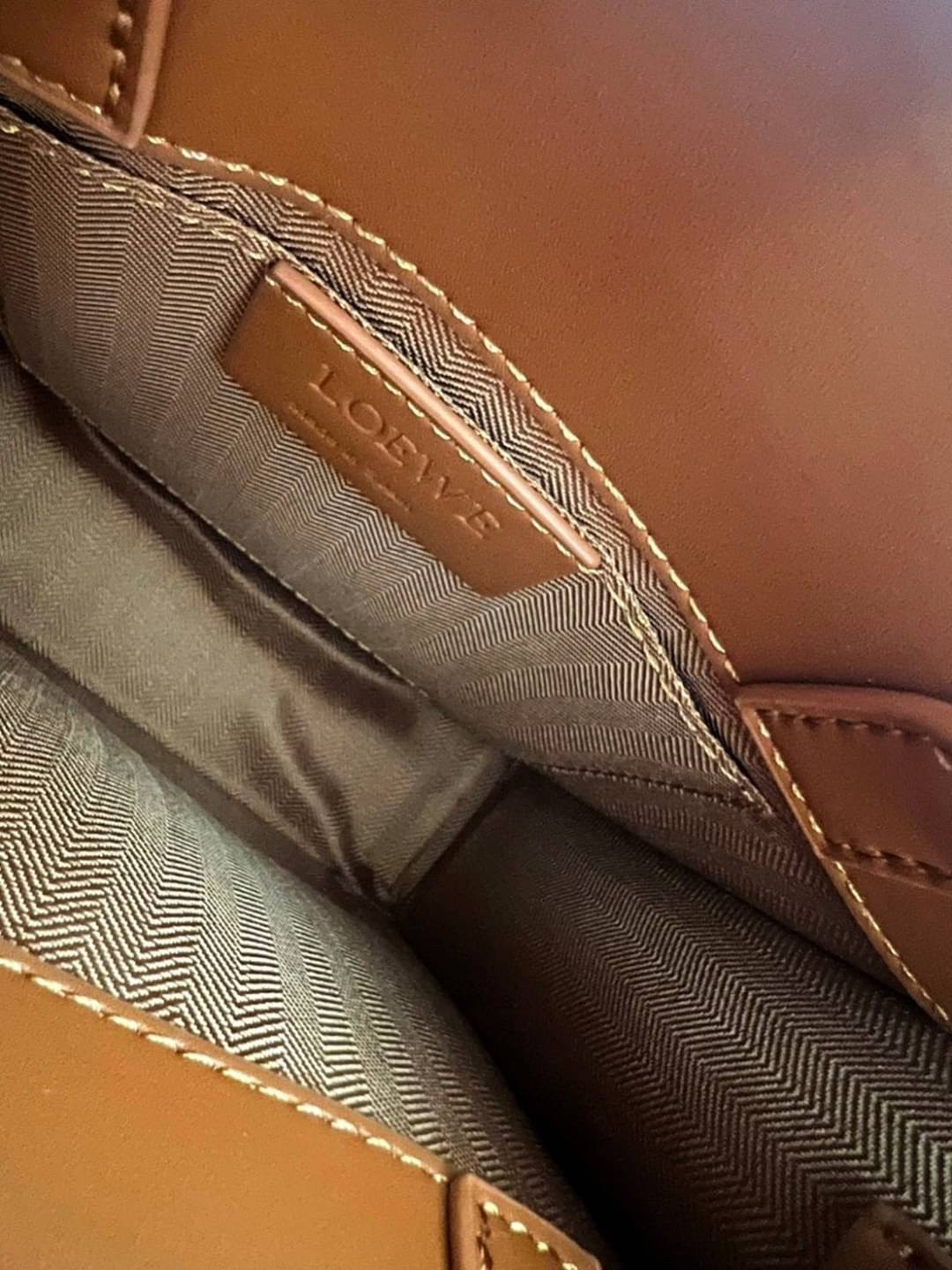 LOEWE Tote Leather Bag พร้อมส่ง กระเป๋าทรงโท้ทหนังเรียบสวยอยู่ทรงด้านหน้ามีโลโก้แบรนด์ หูจับแข็งแรงมาพร้อมสายสะพายหนังเรียบยาวปรับระดับได้จะถือหรือสะพายไหล่สะพายเฉียงก็ดูดี