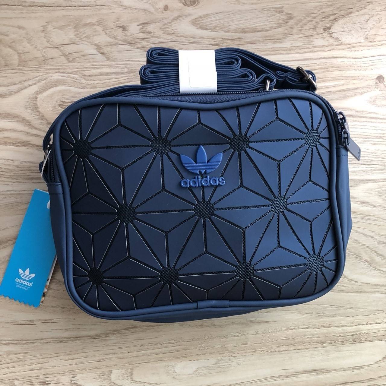 Adidas mini Airline bag กระเป๋าสะพายข้างแนว sport วัสดุด้านหน้าเนื้อ matte ผสมหนังนิ่มค่ะ น้ำหนักเบา ด้านหน้าประดับ ติดโลโก้แบรนด์ เปิดปิด กระเป๋าแบบซิป ภายในโล่ง ใส่ของจุพอประมาณค่ะ มีช่องซิปหนึ่งช่อง ด้านหลังมีอีก 1 ช่องซิป สายสะพายปรับได้ freesize ขนาด