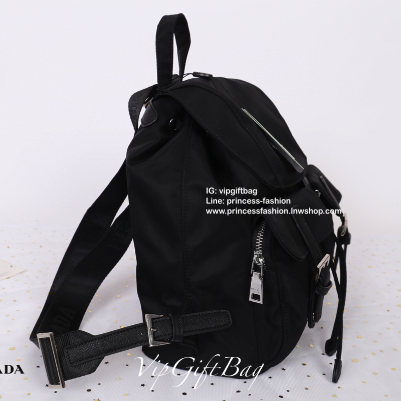 PRADA premium gift Nylon Backpack With Pocket วัสดุผ้าไนล่อนกันน้ำเนื้อหนาอย่างดี ใบนี้ ดีไซต์สวยเก๋ งานดีมากๆ อะไหล่แบรนด์ทุกจุด ใบนี้เก๋ตรงที่ เป็นเป้แบบหูรูด ทรงสวยน่ารัก แถมยังมีเปิดปิดด้วยกระดุมแม่เหล็กและแต่งด้วยเข็มขัดปรับได้ด้วย ด้านหน้ามีกระเป๋าอ
