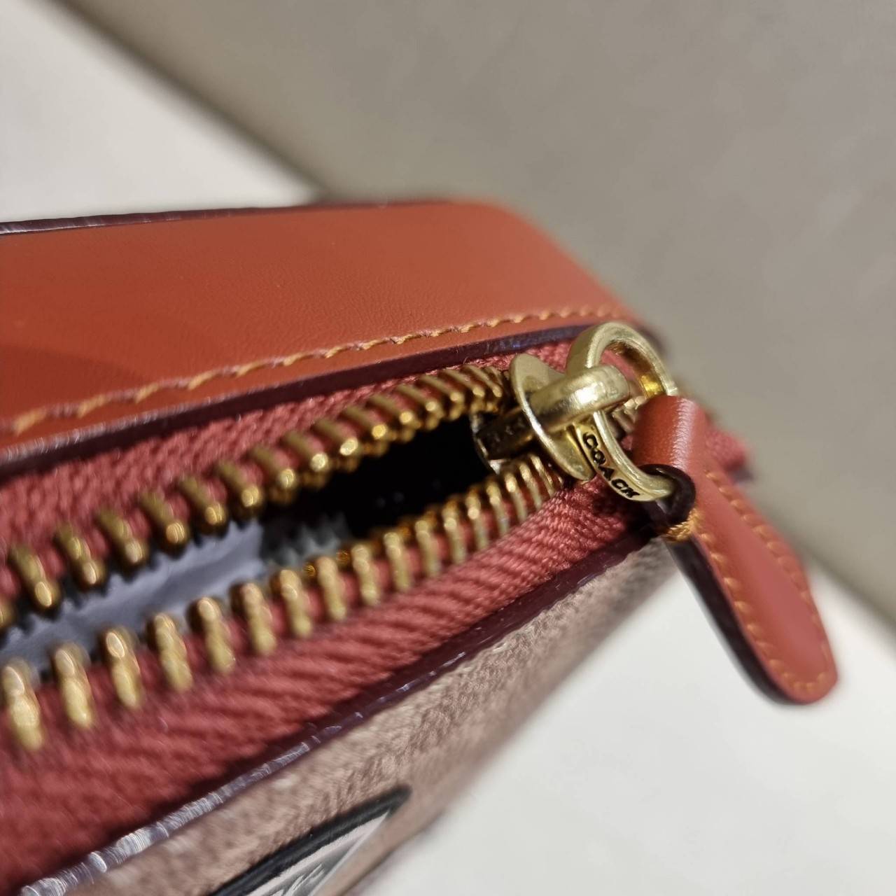 COACH C6744 CHARTER SLIM CROSSBODY IN SIGNATURE CANVAS WITH PATCHES คอลเลคชั่นฮอลิเดย์ สดใสพร้อมปังพร้อมส่ง!! น่ารักมากๆกับดีไซน์สกีเรทโทรวินเทจ วัสดุหนังแคนวาสเคลือบลายสลับหนังแท้ โดดเด่นด้วยแพทช์ลายสวยคม ดีเทลความเลิศมันอยู่ตรงนี้!! ตรงที่มีน้องใบเล็กมา