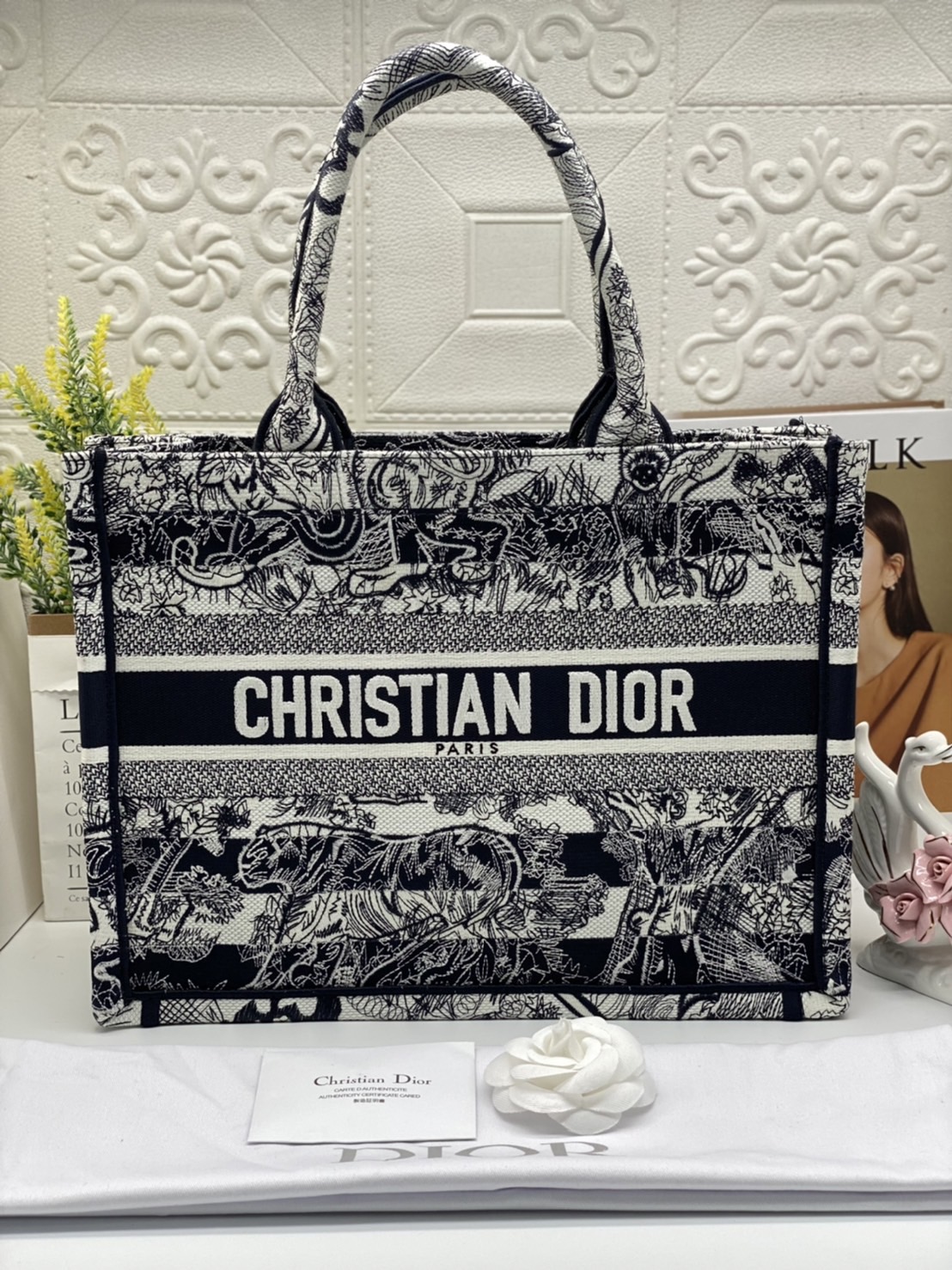 CHRISTIAN MEDIUM DIOR BOOK TOTE เอกลักษณ์ของความหรู เป็นทางช็อปปิ้งBag ที่ต้องมี ภายในโล่งกว้างมาก ใส่ของแบบแน่นๆ จุๆไปได้เลย น้ำหนักเบาสบาย งานออริปักขึ้นรูปสวยมาก มี code stamp พร้อมส่งที่ไทย ภาพสินค้าถ่ายจากงานขายจริง ใช้งานต่างประเทศได้ค่ะ