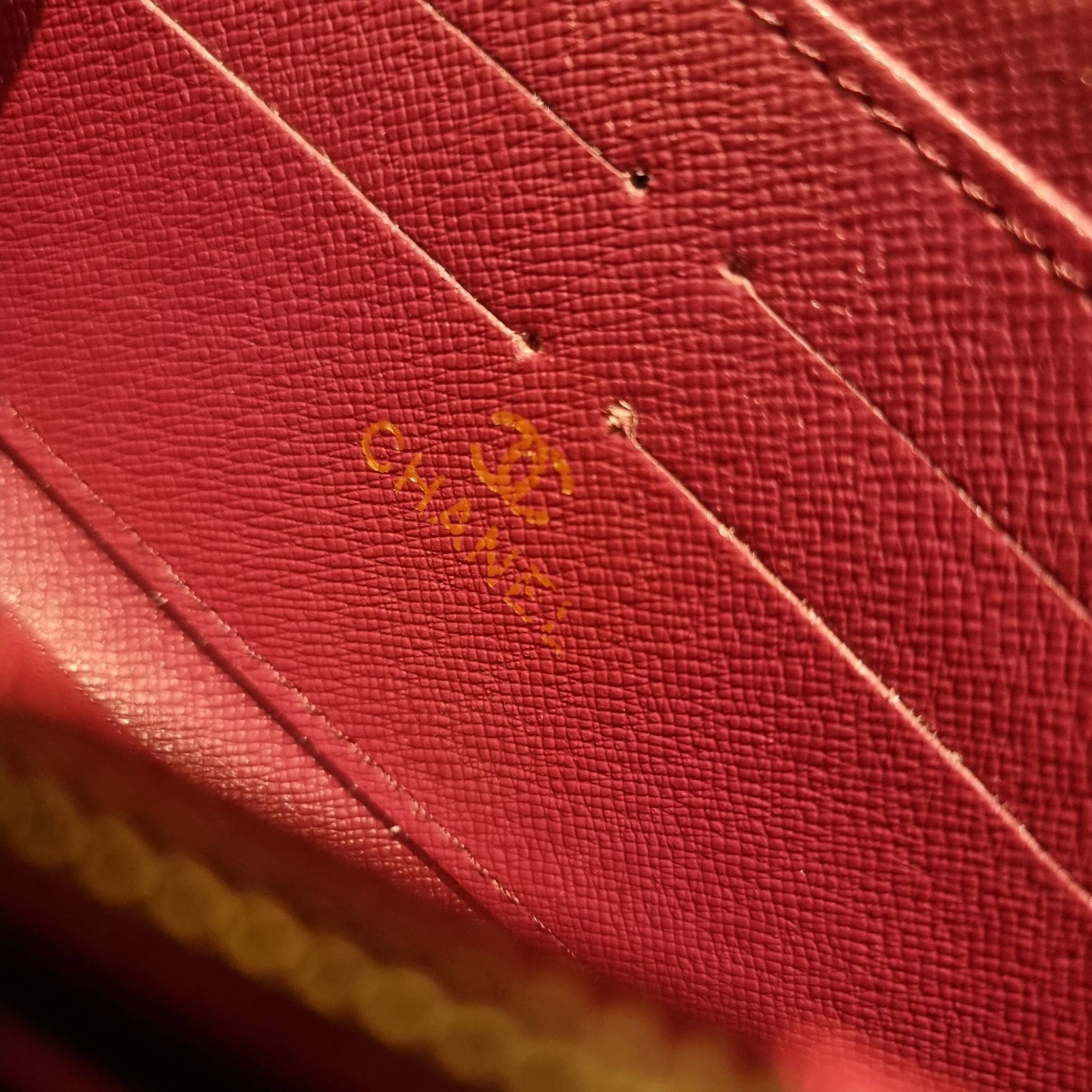 VIP 】กระเป๋าสตางค์ใบยาวรุ่นซิปรอบ สวยรับทรัพย์จาก Chanel วัสดุหนังลายคาร์เวีย ใช้แล้วขับผิวสุดๆ เปิด-ปิดด้วยซิปรูดรอบใบ ใช้งานง่าย ภายในกระเป๋ามีช่องใส่บัตรได้ ใส่ธนบัตรหรือเหรียญได้ มีช่องซิปแยกอีกหนึ่งช่อง ดีไซน์เรียบหรูแบบนี้ สาวๆห้ามพลาดกันน้า!! ซื้อใ