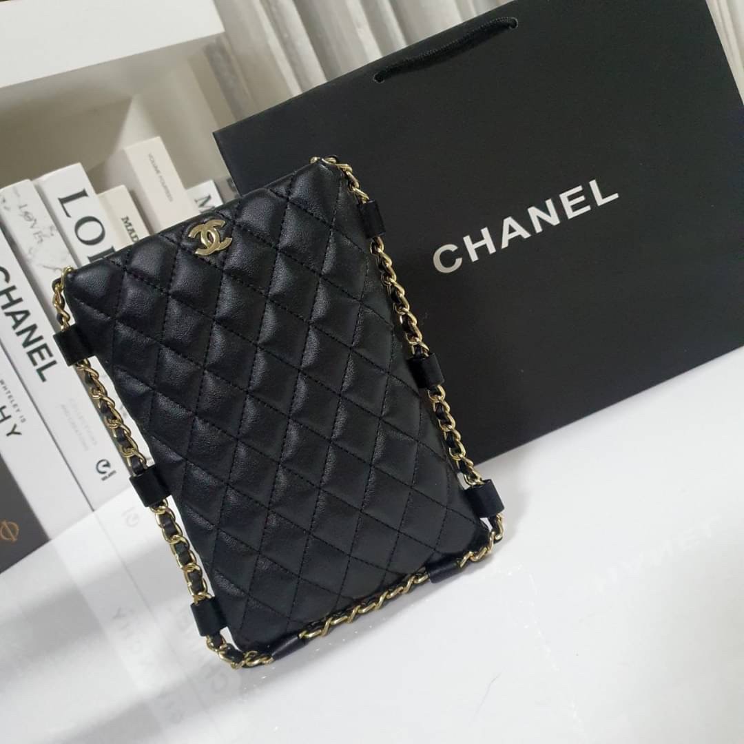 Chanel classic mini quilted with leather chain / CHANEL VIP GIFT CROSSBODY CHAIN BAG / Chanel Phone Bag กระเป๋าทรงสะพายข้าง ที่กำลังมาแรงมาในตอนนี้ ตัวกระเป๋าเป็นกระเป๋าสตางค์หนังพียูพรีเมี่ยม อะไหล่ทองทั้งใบ ด้านหน้าประดับโลโก้ CC สุดหรู