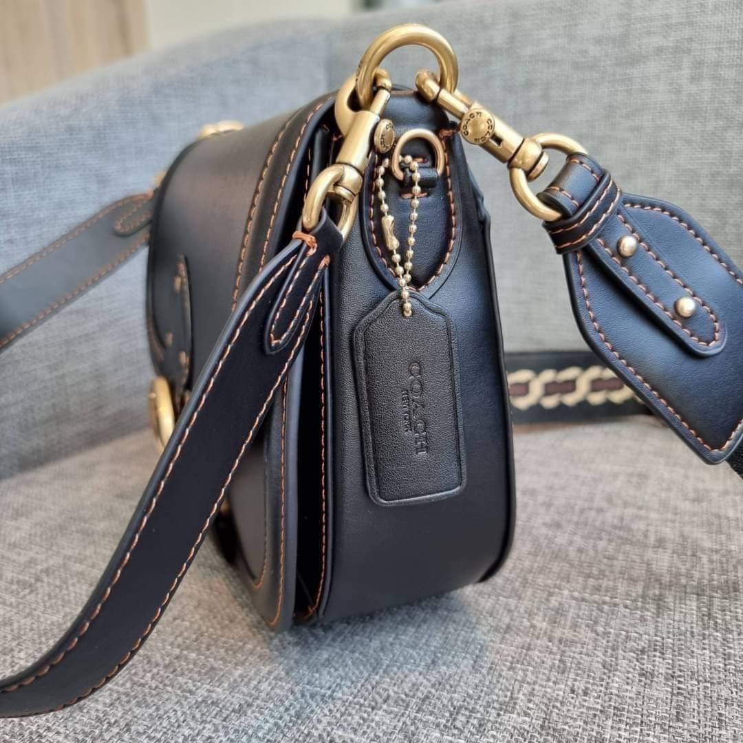 COACH C0749 BEAT SADDLE BAG The best item! ที่สาวๆรอคอย! ฮอตไฟลุก! สีหายาก ละมุนคุณหนู คอลเลคชั่นใหม่ ดีไซน์หรูหรา พิเศษมากๆมาพร้อมสายสะพาย 2 เส้น ใช้คู่กันหรือแยกสะพายก็สวยครบสูตร กระเป๋าสะพายทรง saddle คลาสสิค วัสดุหนัง glove-tanned ทนทาน เปิด-ปิดด้วยกร