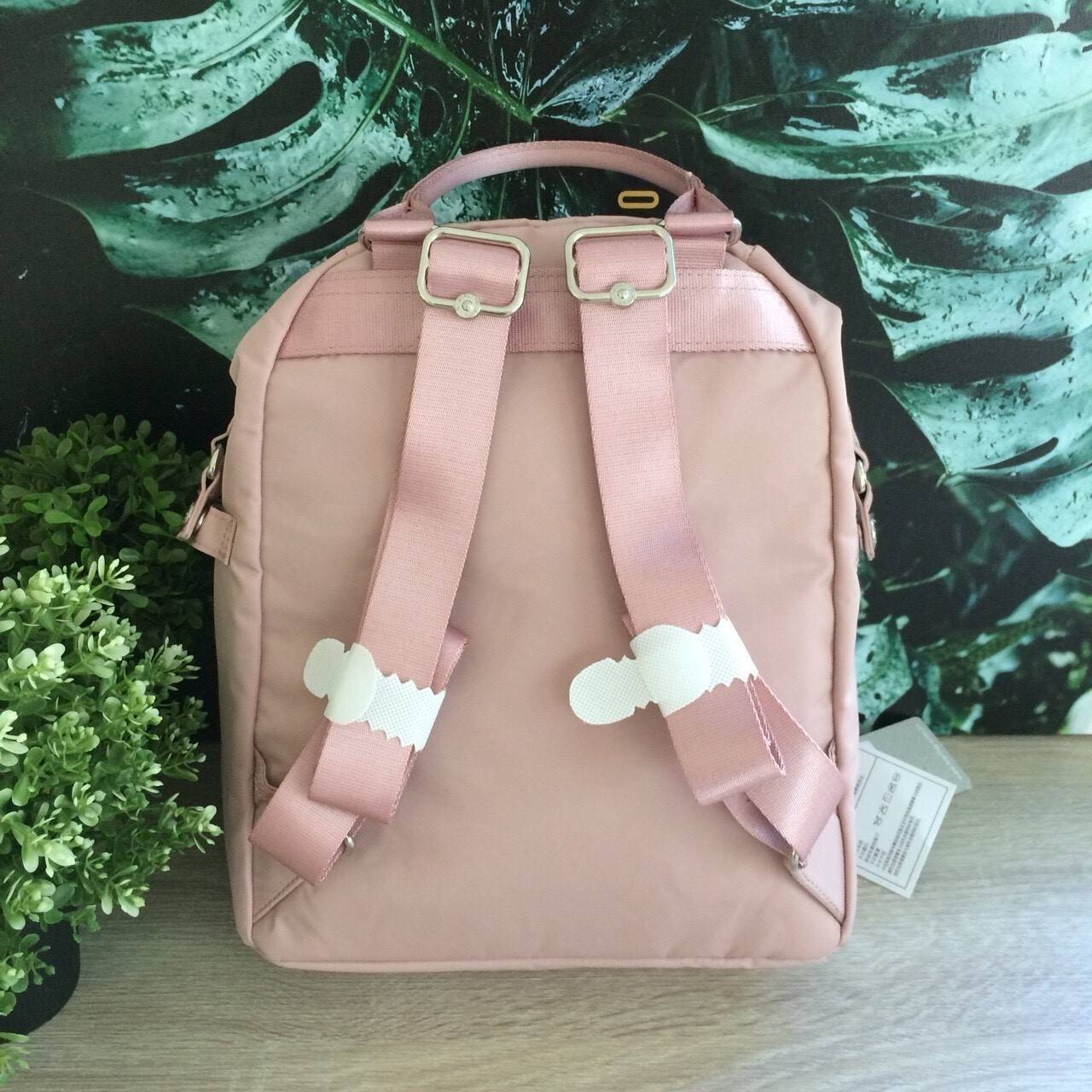 kipling mini bagpack กระเป๋าเป้ขนาดกลางกำลังดี วัสดุไนลอนกันน้ำ ปานกลาง ด้านหน้ามีช่องเล็ก โลโก้แบรนด์ มาพร้อมพวงกุญแจ ลายหินอ่อนรูปหัวใจ ช่องใหญ่เปิดปิดด้วยซิปบน ภายใน แบ่งช่องเป็นสัดส่วน มีช่องเล็ก และช่องซิปค่ะ