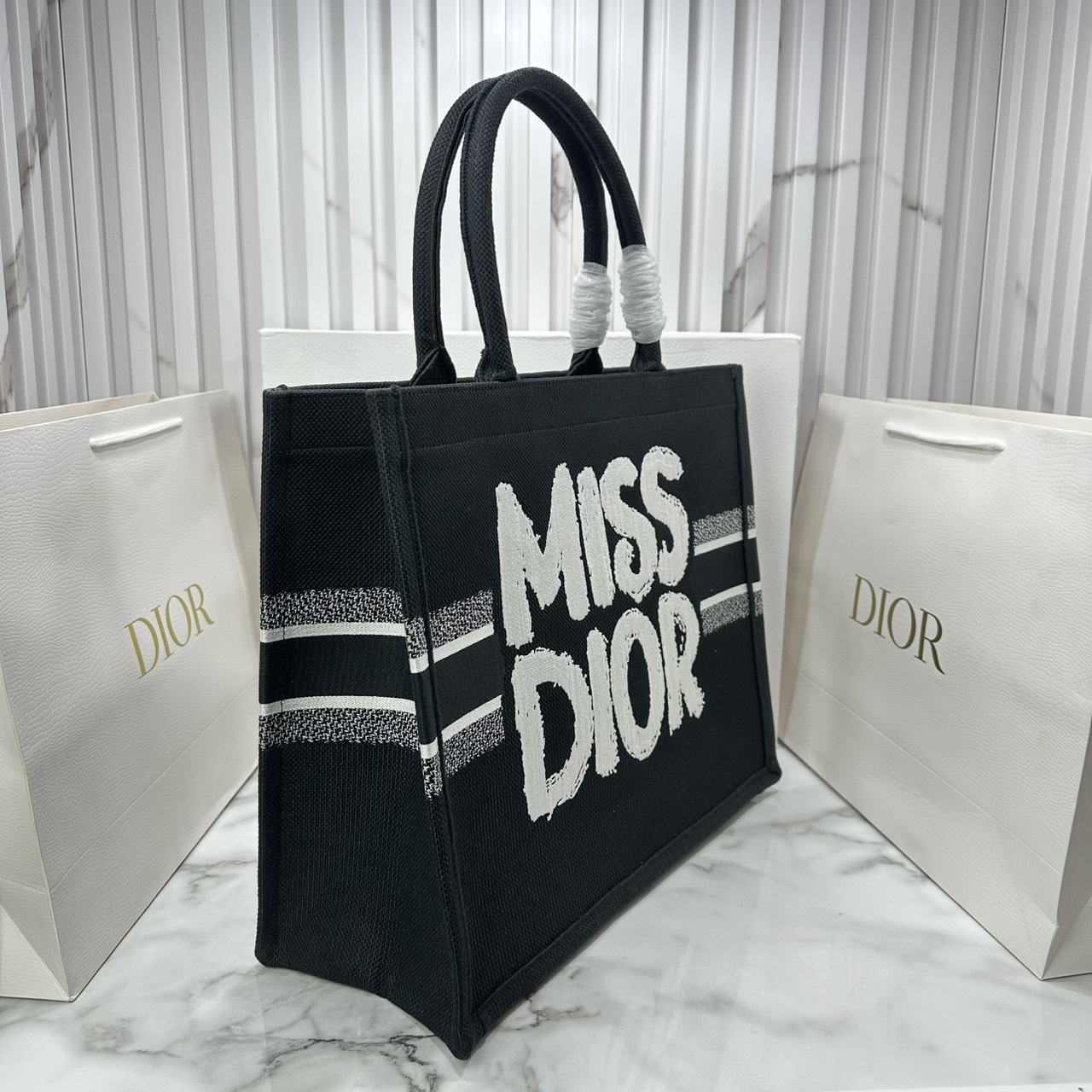 ORI หนังแท้ | Dior BookTote Black Miss Dior Embroidery Tote Bag กระเป๋าทรงโท้ทคอลใหม่ โทนดำคลาสสิก สวยงามและหรูหรา