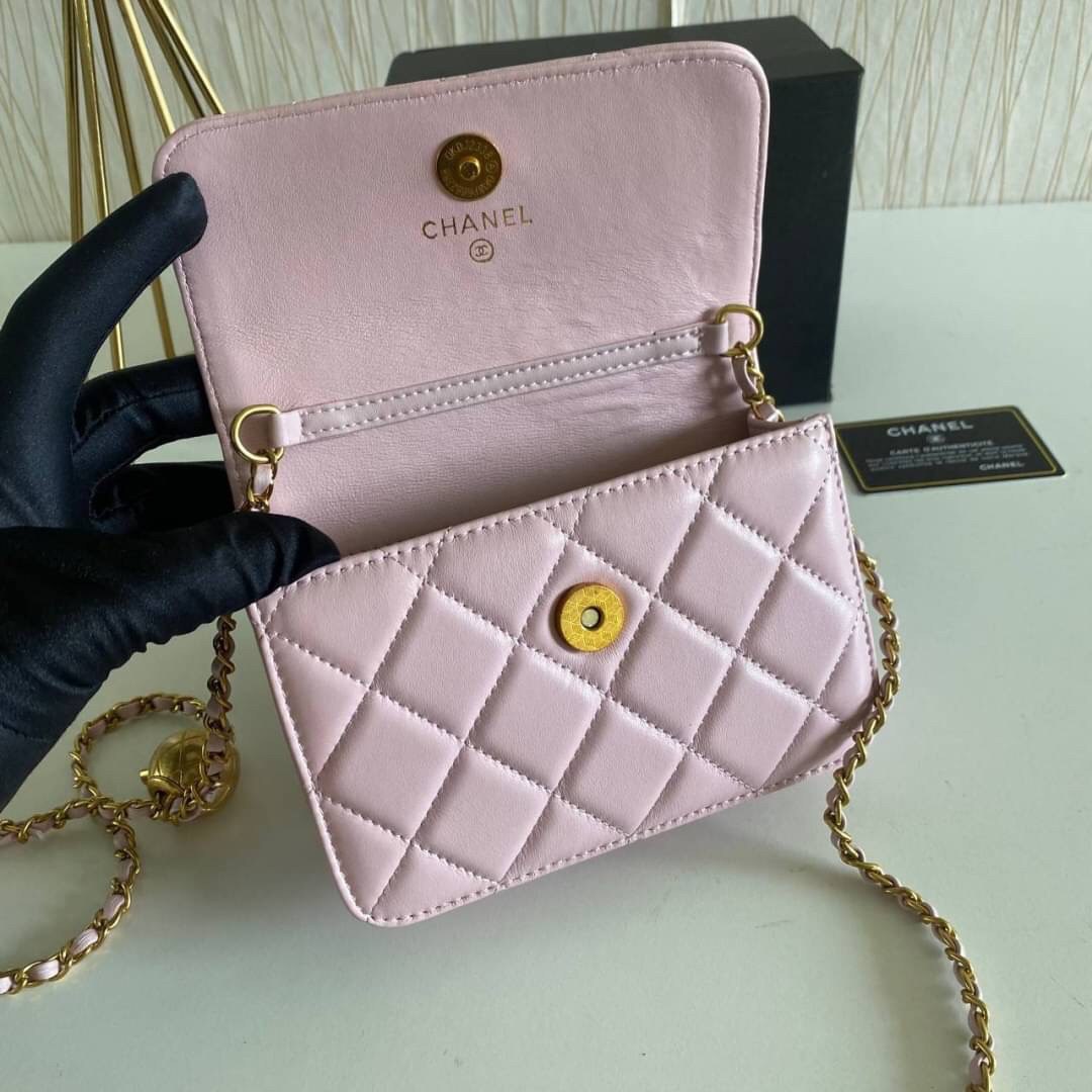 VIP GIFT 】หนังแกะแท้ CHANEL lambskin small shoulder bag with chain เรียบหรู ดูดี ดีไซน์สุดคลาสสิค ใช้ออกงานได้เลย มีสายโซ่อะไหล่ทองรมควันอย่างลงตัว ไอเท็มแนะนำพร้อมส่งที่ไทยราคาสุดคุ้มห้ามพลาดค่ะ!