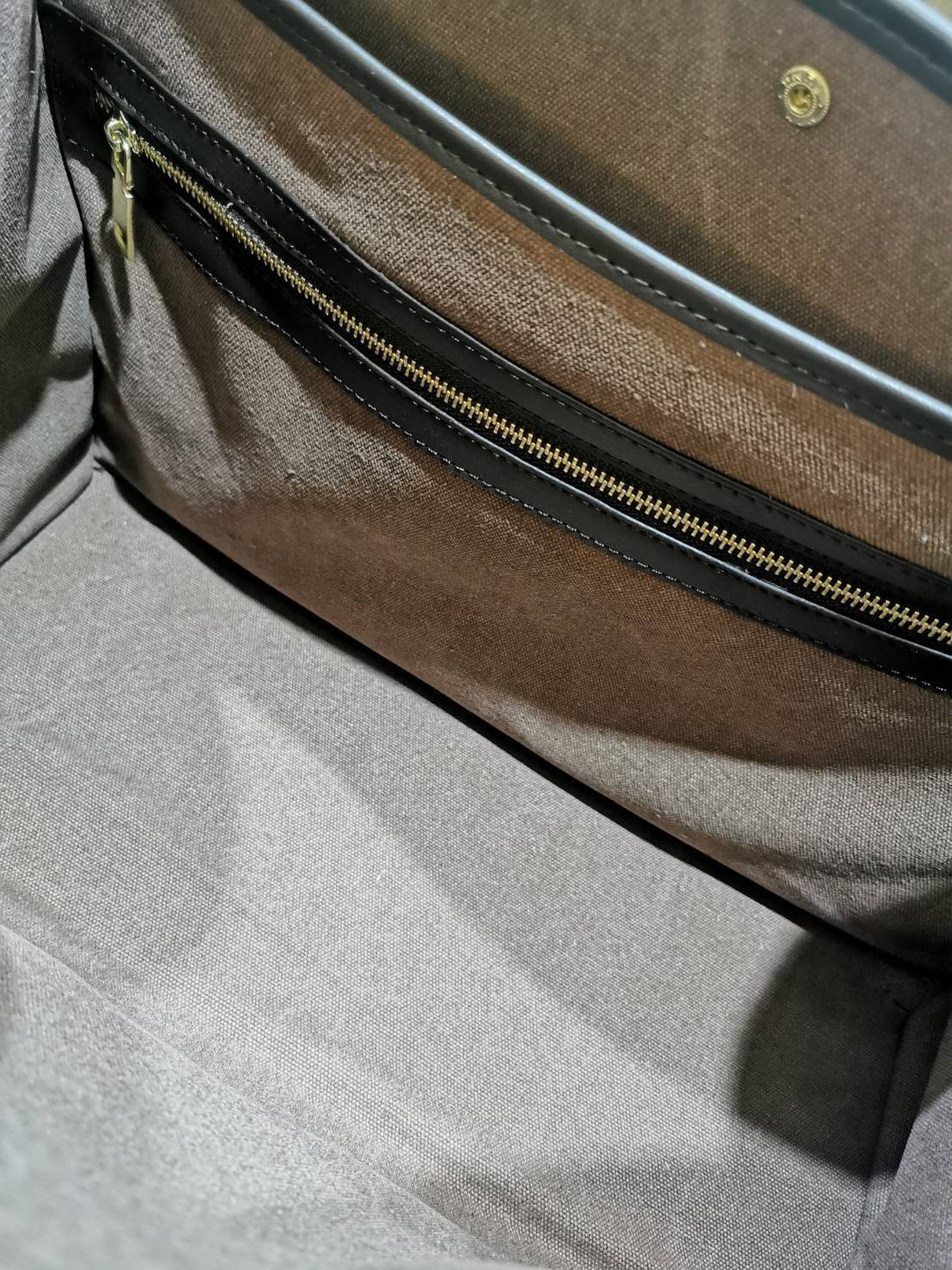 CELINE LARGE TOTE BAG VIP GIFT WITH PURCHASE (GWP) กระเป๋าพรีเมี่ยมกิ๊ฟ Limited จาก CELINE HAUTE PARFUME DUTYFREE COUNTER วัสดุ CANVAS ตัดหนังในดีไซน์ Casual สวยหรูสุดคลาสสิคใบใหญ่กำลังดีใส่สัมภาระได้เยอะ เปิดปิดด้วยกระดุม ภายในโล่งกว้าง มีช่องซิปและช่องใ