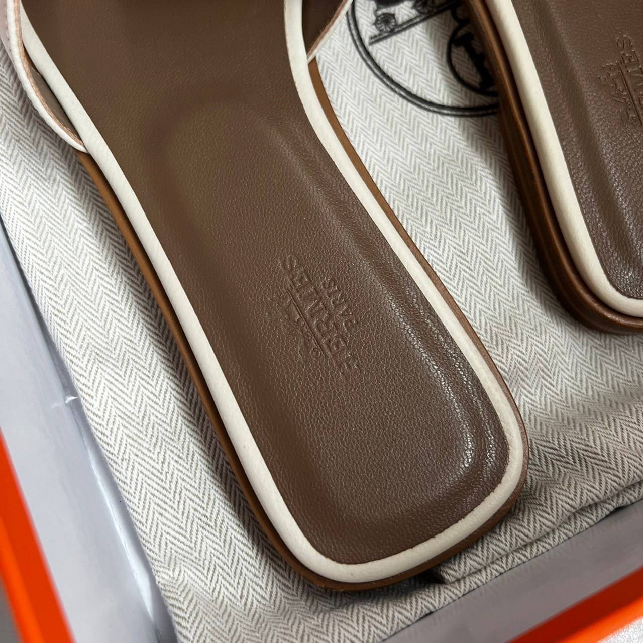 หนังแท้ Hermes sandal Epsom leather รองเท้าแตะงานสั่งตัตใช้สลับแท้ เกรดออริจินอล 1:1 เกรดเหมือนสุด มี series code ทุกคู่ งานตัดเย็บปราณีตละเอียด ใส่สบาย ไม่ลื่น ใช้ทนนาน เกรดนี้คุ้มมาก ไม่ผิดหวังค่ะ ภาพสินค้าถ่ายจากงานขายจริง ใช้งานต่างประเทศได้