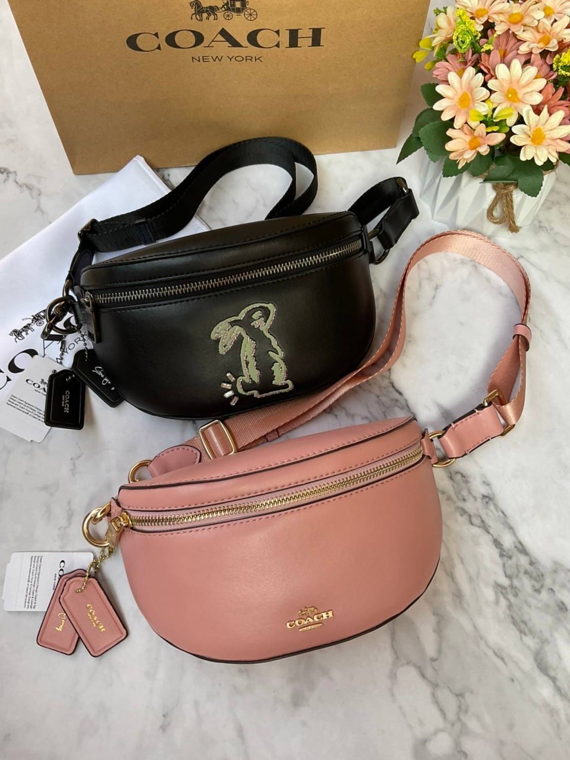COACH SELENA BELT BAG WITH BUNNY (39315 Pink) / (39316 Black) กระเป๋าสะพาย/คาดอก/คาดเอว รุ่น Limited Edition น่ารักมาก💕 วัสดุหนังแท้ หนังนิ่มอยู่ทรง เปิด-ปิด ด้วยซิป ใส่ Iphone+ กระเป๋าสตางค์ใบสั้น ใส่ของจุกจิกได้ ด้านหลังมีอีก 1 ช่องซิป สายปรับระ