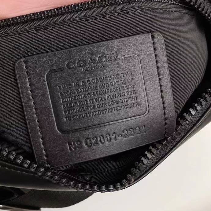 COACH EDGE CROSSBODY IN SIGNATURE CANVAS กระเป๋าสะพายครอสบอดี้ร์ วัสดุหนังแท้ หนังนิ่มอย่างดีค่ะ ด้านหน้ามีช่องซิปซ่อนให้หนึ่งช่อง เปิดปิดช่องหลักแบบซิปคู่ภายในกว้าง ใส่ของได้จุเลยนะคะ มีช่องซิปและช่องเล็กให้อีก2ช่อง;ด้านหลังกระเป๋าเป็นช่องโล่งใส่ของอีกช่