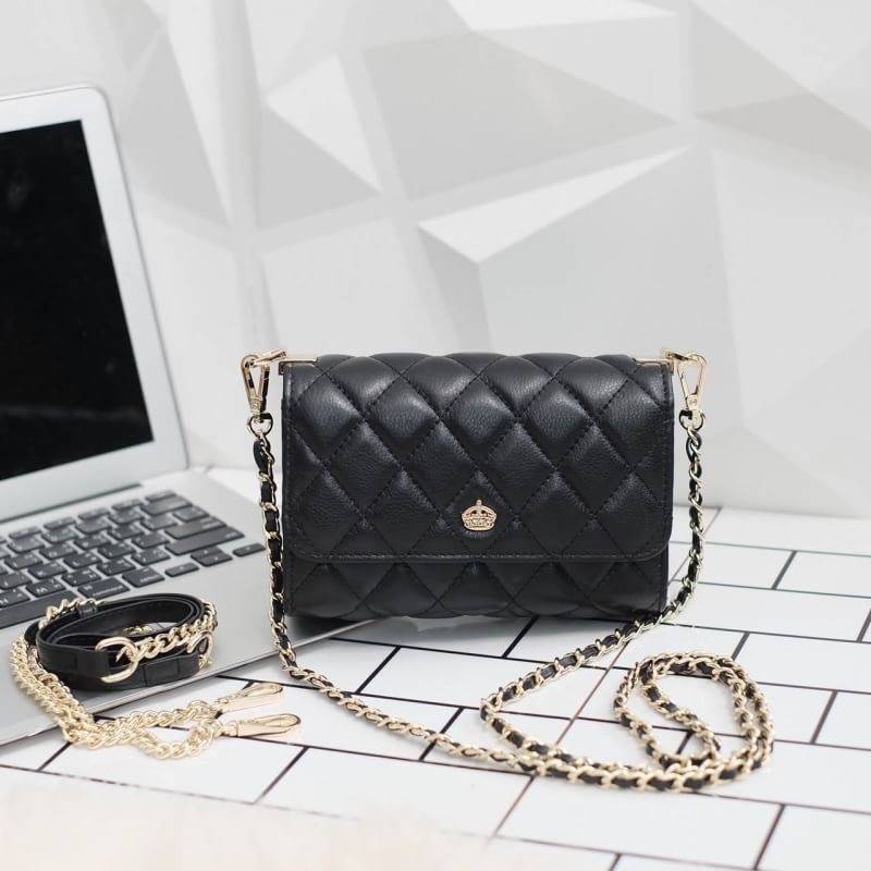 รุ่นขายดีที่สุด ** รอบใหม่ **หนังวัวแท้ สวย นิ่มมากๆค่า และ ปักลายตารางออกมาสวยมาก ** KEEP รุ่น Florence Flat bag ตัวกระเป๋าหนังแท้ นิ่ม-ตึง สุดๆ รุ่นนี้ จะมี 2 ขนาด คือ mini และ classic ไซด์