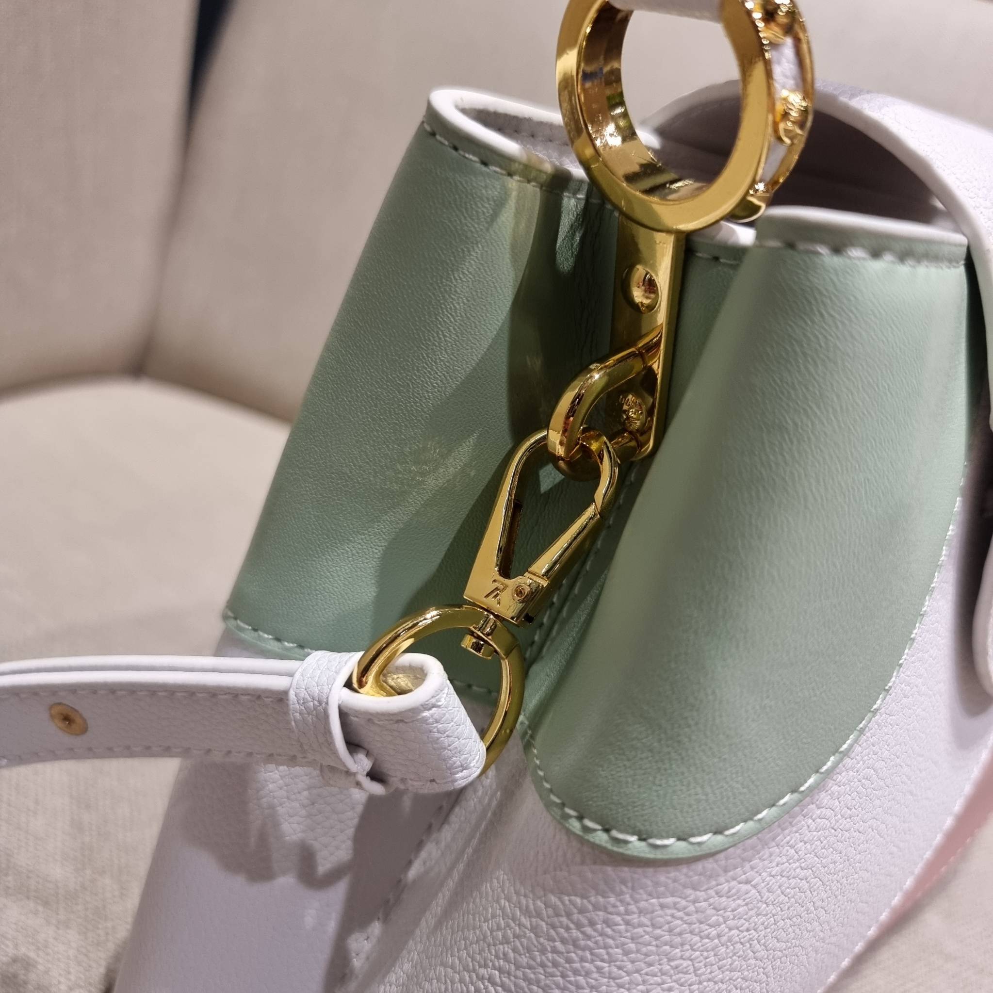 LV capucines top handle ที่สุดของความสวยในราคาเบาๆ กระเป๋าถือสุดหรู ดีไซน์ทรงคลาสสิค พร้อมลวดลายหรูหรา มาพร้อมหูจับในตัว ด้วยรูปทรงวินเทจและวัสดุหนังแท้ ขับผิว ทำให้ไอเท็มนี้สะกดทุกสายตาจริงๆ และยังมีลูกเล่นที่ฝาปิดกระเป๋า ที่สามารถปิด หรือสอดด้านใน ก็เห็