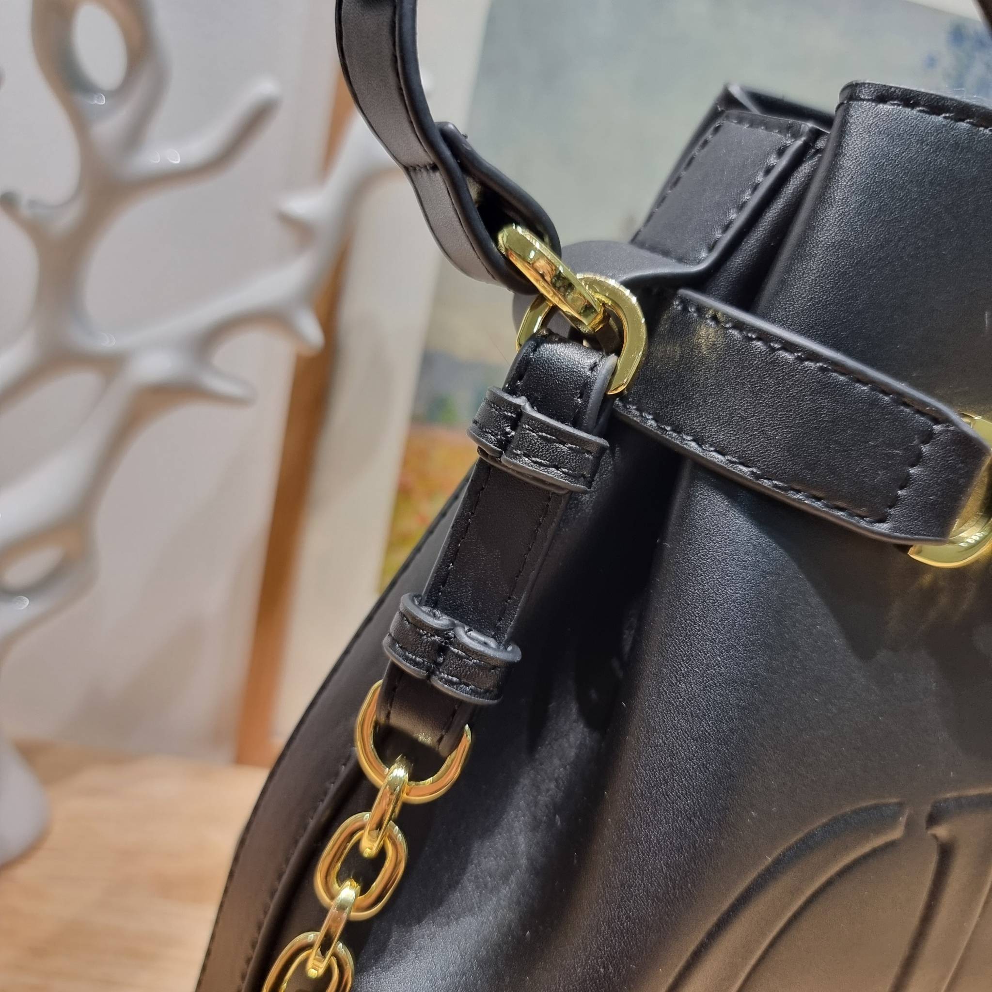 CD MEDIUM C'EST BAG 25cm / Dior bucket bag พร้อมส่ง กระเป๋าสะพายสุดคลาสสิค ดีไซน์หรู มีดีเทลสวยไม่ซ้ำใคร อะไหล่ออกแบบมาเป็นตัวซีดี