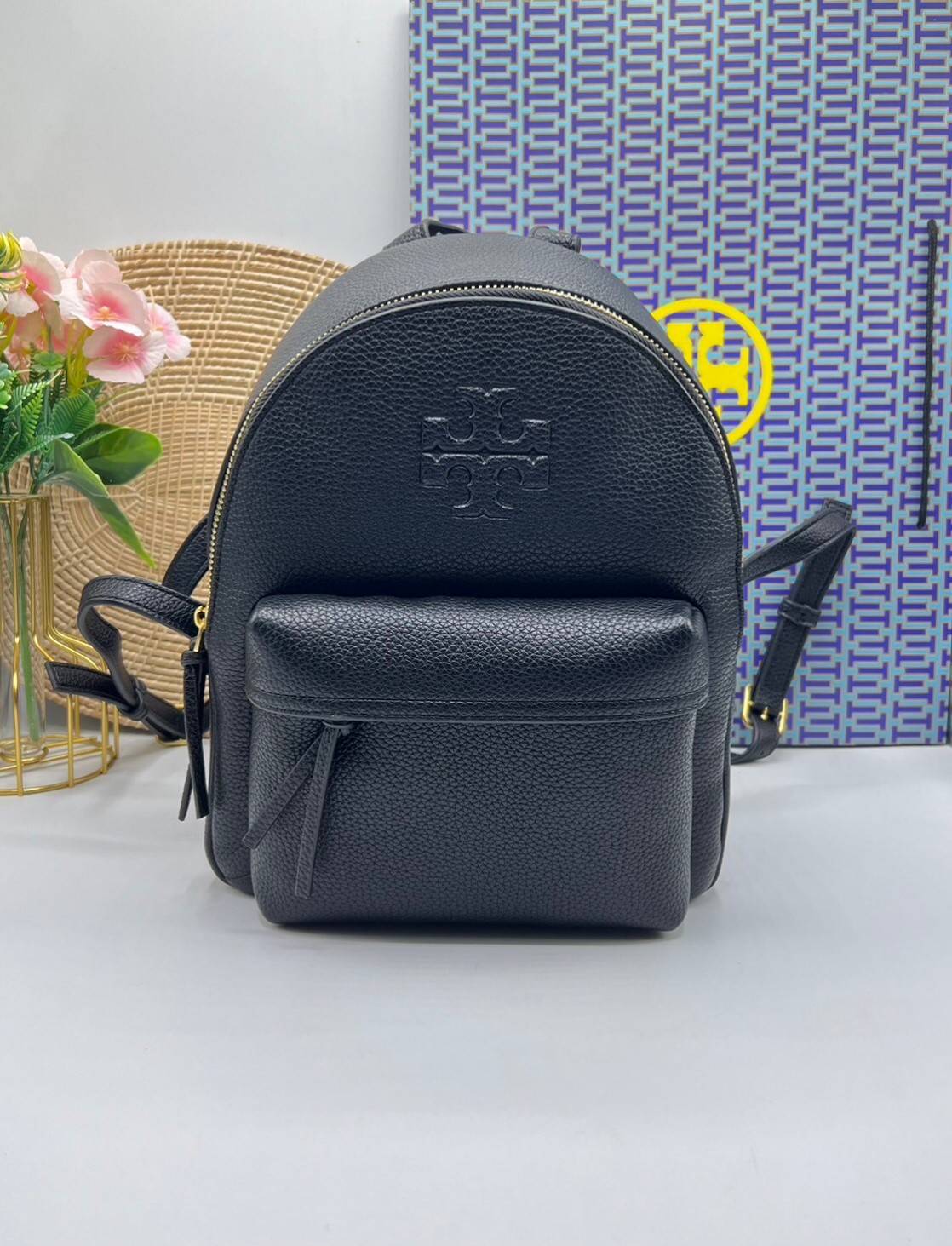 ory Burch Thea Mini Backpack คอลเลคชั่นใหม่ กระเป๋าเป้ไซส์มินิน่ารัก งานหนังเต็มใบสีดำสุดคลาสสิก ไอเท็มเด็ดที่ใครๆก็ต่างรอคอย!! ภายในเป็นช่องโล่ง ใส่ของสำคัญได้สบายๆ สายสะพายสามารถปรับได้ ใบนี้คุ้มค่าราคามากๆ