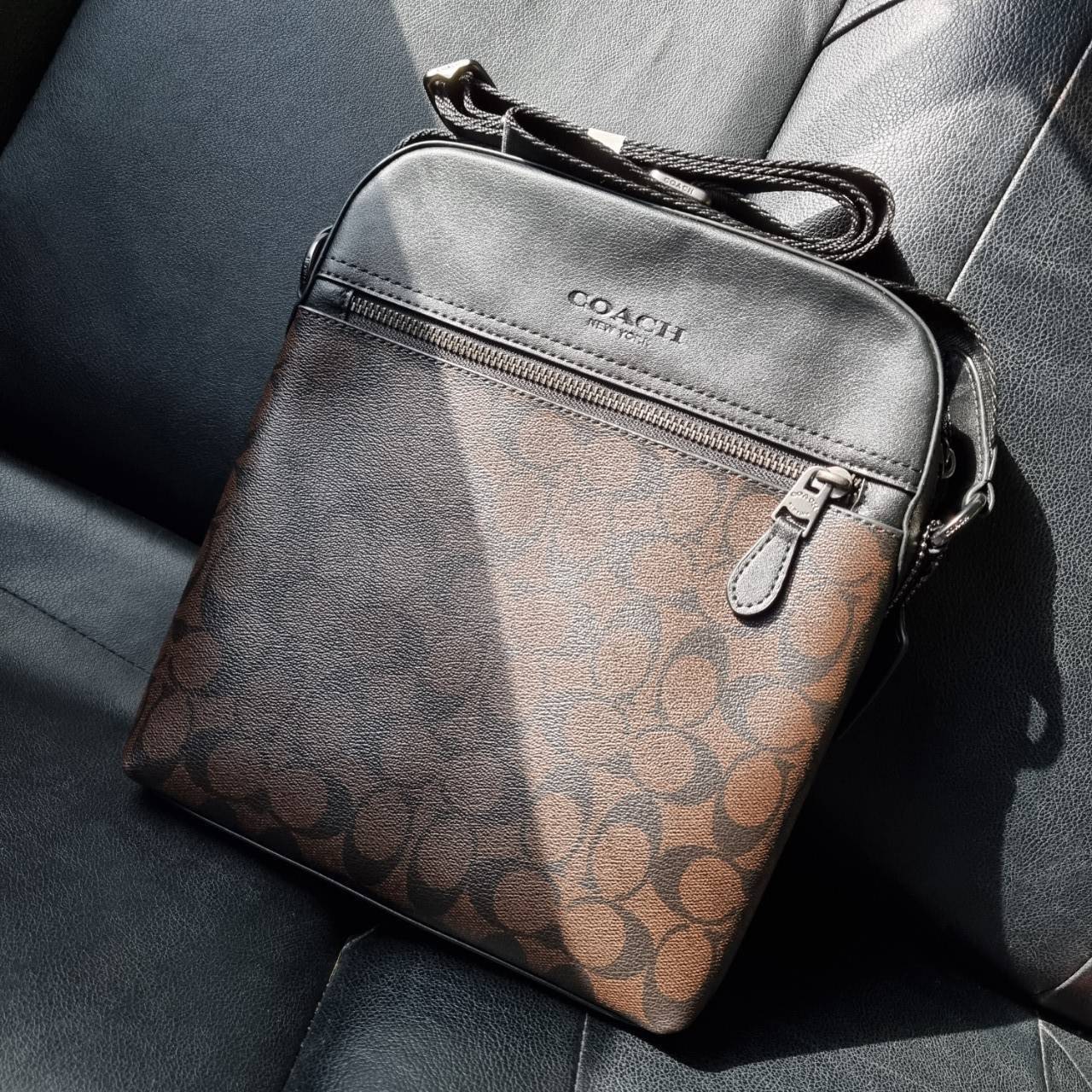 COACH F73336 HOUSTON FLIGHT BAG IN SIGNATURE CANVAS รุ่นนี้หนุ่มๆเค้ารู้กัน!! ขายดีตลอดกาล!! คลาสสิคไม่มีใครเกิน!! กระเป๋าสะพายข้างทรงแมสเซ็นเจอร์ยอดฮิต ทรงสวย ดูดี วัสดุหนังแคนวาสเคลือบลายสลับหนังแท้ เปิด-ปิดด้วยซิป ด้านหน้าและหลังสามารถใส่ของได้ ภายในแบ