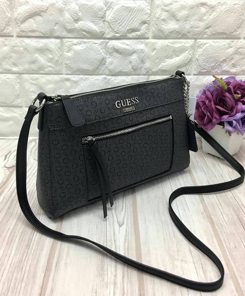 Guess mini shoulder bag กระเป๋าสะพายไหล่หรือ crossbody Design ลายตัว G ทั้งใบ ด้ายหน้าประดับ logo brand พร้อมพวงกุญแจเพิ่มดีเทลความเก๋ กระเป๋าเปิดปิดด้วยซิป ด้านในโล่งจุได้เยอะ ใส่กระเป๋าสตางค์ใบยาวได้ ใส่โทรศัพท์ได้ทุกรุ่นค่ะ ภายในมีช่องเล็กอีกช่องสำหรับ