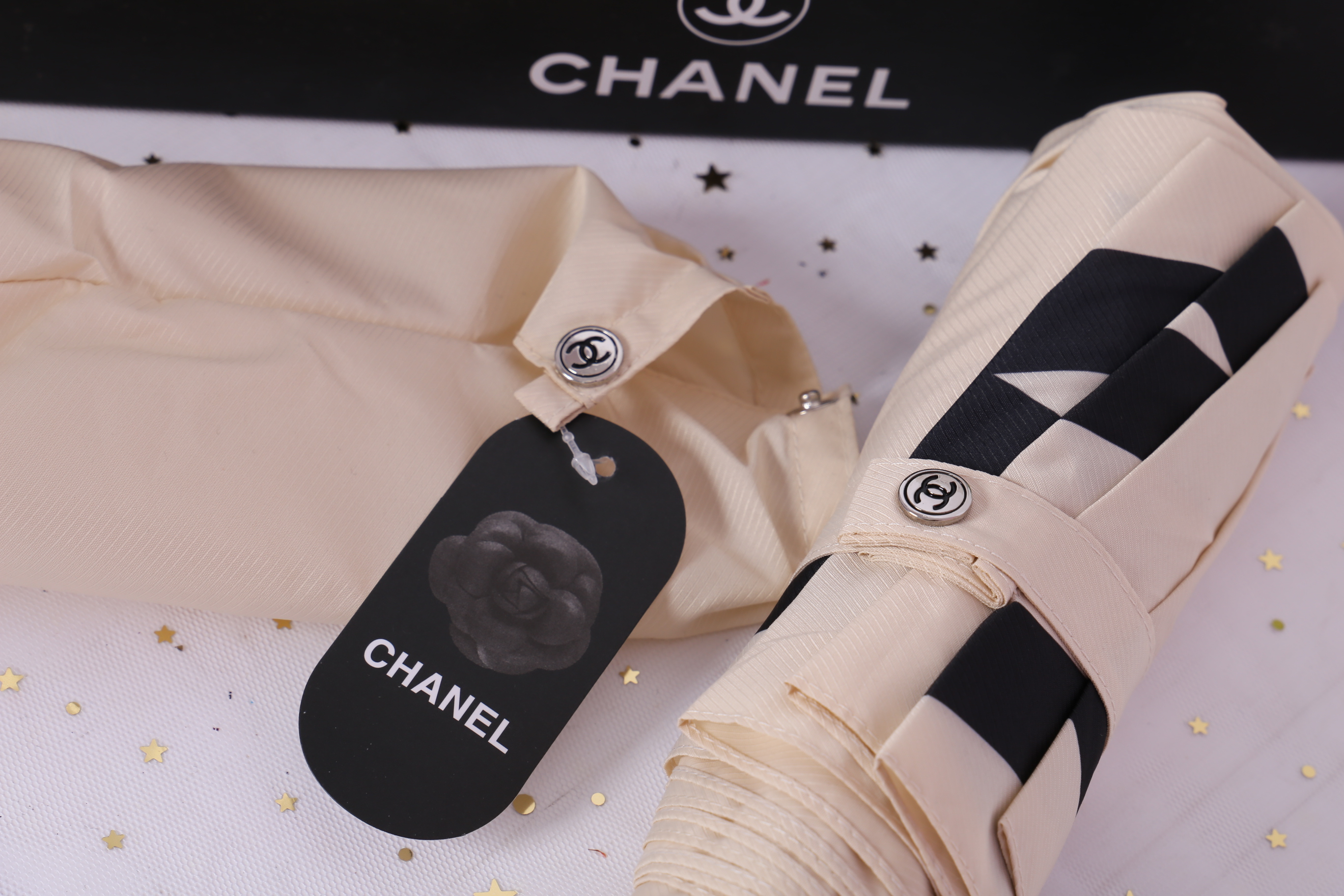 Chanel Umbrella VIP Gift- Black and Beige Camellia With Gift Box Vip Gift Chanel ของแท้ 100% ร่มพับระบบออโต้พรีเมี่ยมจาก Chanel Cosmetic Counter สำหรับกันฝนกันแดด ปกป้องทั้งแดดและฝนพกพาสะดวก ใช้งานง่ายด้วยปุ่มกดออโต้ มาพร้อมปลอกร่ม ภาพถ่ายจากสินค้าจริง สว