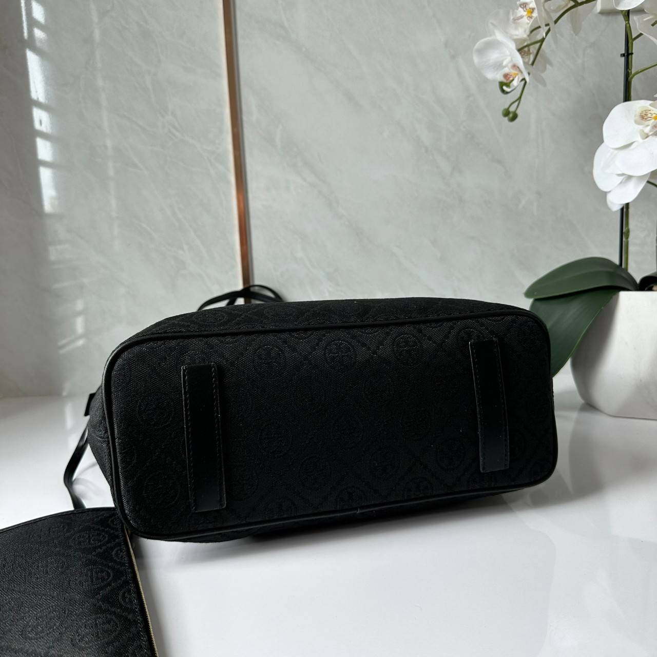 TORY BURCH T MONOGRAM SMALL ZIP TOTE (ใบเล็ก) กระเป๋าทรงโท้ทพร้อมกระเป๋าใบเล็ก วัสดุผ้าแจ็คการ์ดตัดขอบหนัง