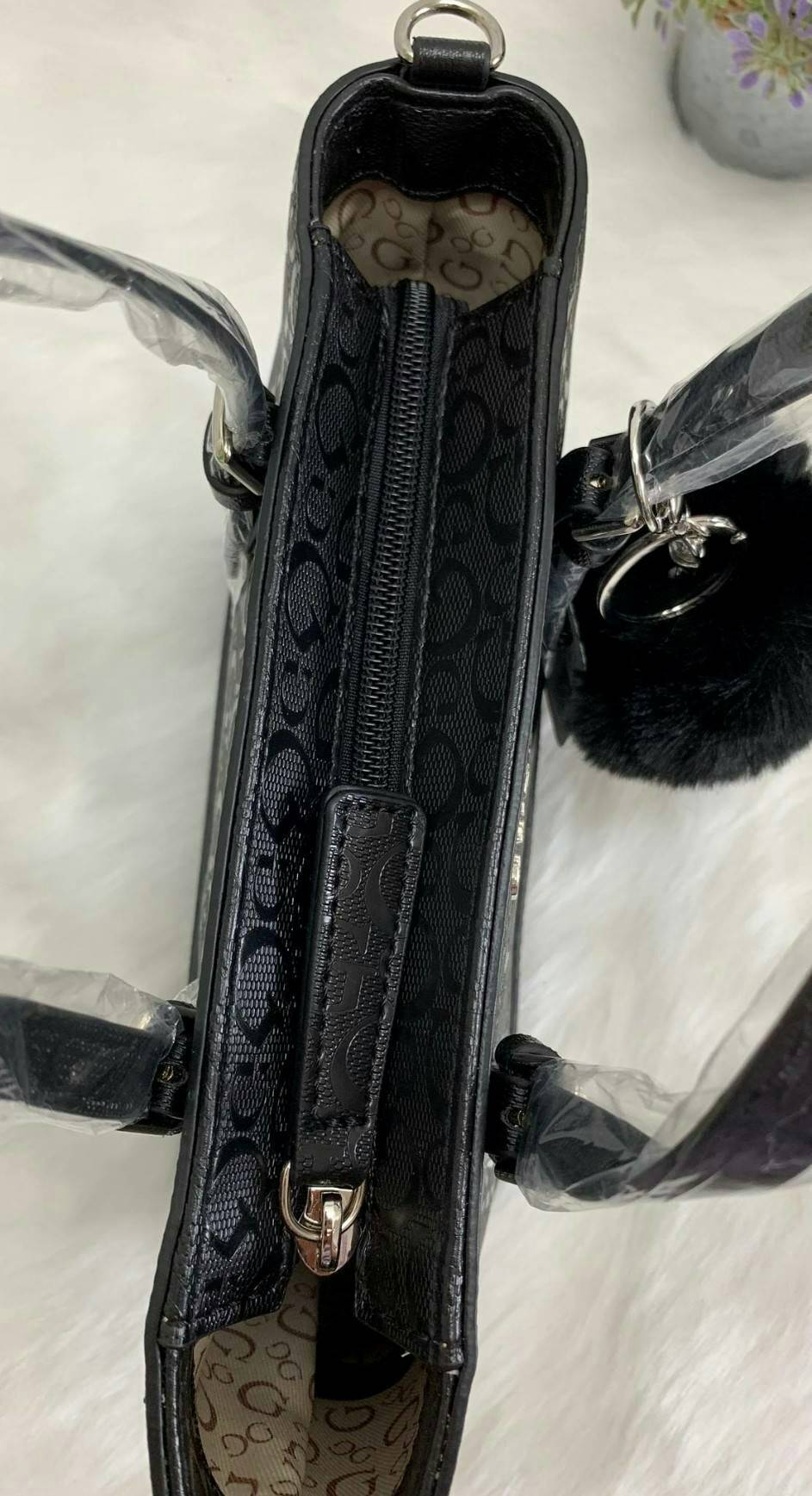 GUESS MINI TOTE BAG กระเป๋าถือหรือสะพายข้าง วัสดุหนังปั้มแบรนด์ทั้งใบ ด้านหน้ามีโลโก้แบรนด์ พร้อมห้อยพวงปอมปอมขนนิ่มมาให้ด้วยค่ะ เปิดปิดกระเป๋าแบบซิป ภายในใส่กระเป๋าสตางค์ใบยาวได้ค่ะ มีช่องซิปและช่องเล็กใส่ของจุกจิกนะค่ะ มาพร้อมสายยาวถอดออกได้เลื่อนปรับระ