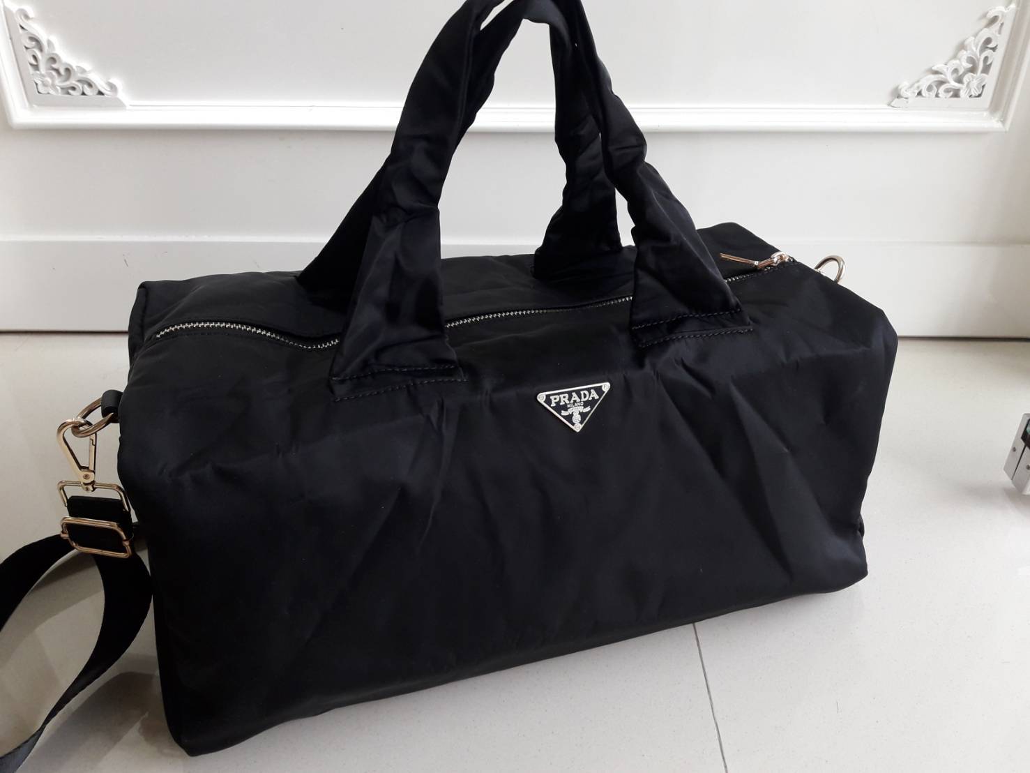 New arrival ! กระเป๋าทรง travel pillow bag จากงานพรีเมี่ยมกิ้ฟท์แบรนด์ PRADA ค่า เป็น กระเป๋าผ้า nylon ทั้งใบเลย น้ำหนักเบา สะพายสบายไหล่คะ ด้านหน้าปัก logo brand บนหมี ส่วนด้านหลักเป็น logo ชื่อแบรนด์คะ อะไหล่ทองทั้งใบ ด้านในกว้างม้ากกกกกกกบุผ้าปั้มแบรนด