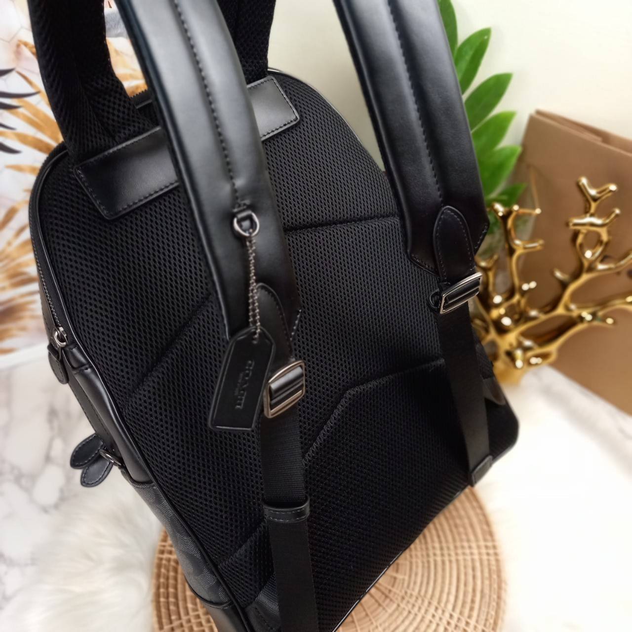 COACH WEST BACKPACK IN SIGNATURE CANVAS WITH VARSITY STRIPE (COACH 3001)😎กระเป๋าเป้ กระเป๋าสะพาย รุ่นหายาก ที่มีมาไม่บ่อย// วัสดุแคนวาส ผสมหนังแท้ หนังนิ่ม ทรงสวย จุของได้เยอะ ลาย SIGNATURE โดดเด่น ดูดีม๊าก!!// มีช่องหลัก แยกเป็น 2 ช่อง สามารถแยกเ