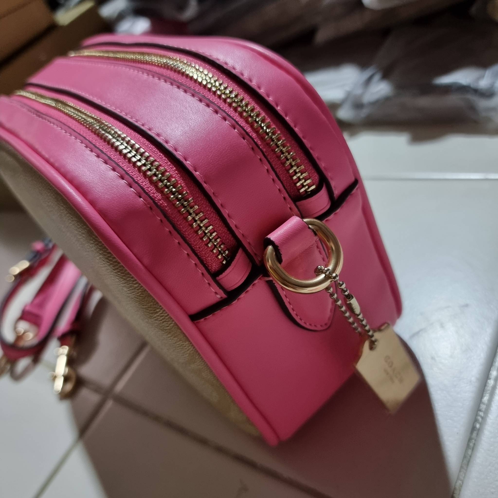 OUTLET 】COACH F68168 JES CROSSBODY IN SIGNATURE CANVAS รุ่นยอดฮิต!! กระเป๋าสะพายข้าง รุ่น 2 ซิป ใบใหญ่จุใจ สีคลาสสิคขายดี!! วัสดุหนังแคนวาสเคลือบลาย เปิด-ปิดด้วยซิป 2 ช่องหลัก ใช้งานง่าย ทรงสวยมากๆรุ่นนี้ มาพร้อมสายสะพาย crossbody ปรับได้ตามตัว ภายในใส่ขอ