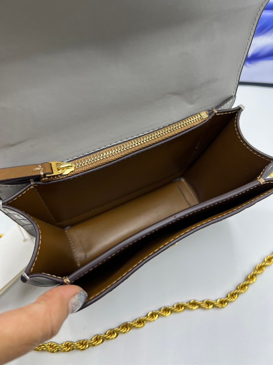 6 สี Tory Burch Croc Eleanor Small Bag / TORY BURCH ELEANOR CROC EMBOSSED LEATHER กระเป๋าสะพายหนังพิมพ์ลายจระเข้ ดีไซน์หรูหรา โด่นเด่นด้วยโลโก้แบรนด์อะไหล่ด้านหน้า และสายสะพายโลหะสีทอง